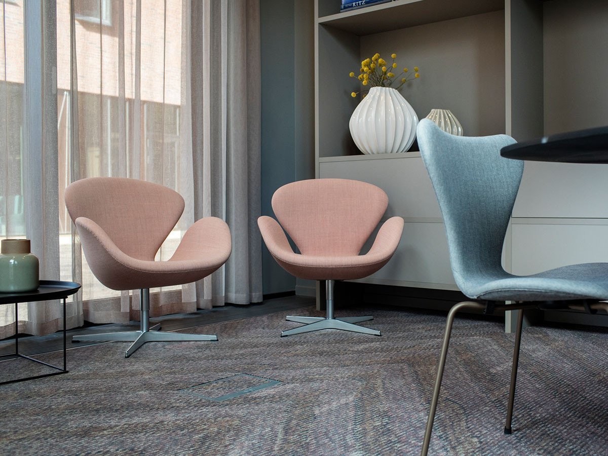 【フリッツ ハンセン/FRITZ HANSEN / GOODS】のRight Now Delivery SWAN / スワンチェア 3320(クリスチャンハウン 1131 オレンジ / レッド) インテリア・キッズ・メンズ・レディースファッション・服の通販 founy(ファニー) 　オレンジ　Orange　ファブリック　Fabric　フォーム　Form　ミックス　Mix　ホーム・キャンプ・アウトドア・お取り寄せ　Home,Garden,Outdoor,Camping Gear　家具・インテリア　Furniture　チェア・椅子　Chair　ラウンジチェア　Lounge Chair　参考イメージ|ID: prp329100004570268 ipo3291000000032336664
