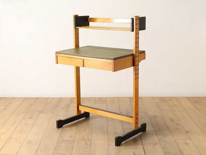 【ロイズ アンティークス/Lloyd's Antiques / GOODS】のReal Antique Fratelli Reguitti Desk With Shelf / イタリアアンティーク家具 フラテッリ レギッティ デスク ウィズ シェルフ インテリア・キッズ・メンズ・レディースファッション・服の通販 founy(ファニー) https://founy.com/ アンティーク Antique-Inspired イタリア Italy デスク Desk, Work Desk フォルム Silhouette, Form ホーム・キャンプ・アウトドア・お取り寄せ Home Living / Home & Lifestyle / Camping Gear / Outdoor Camping 家具・インテリア Home Furniture & Interior. Stylish & Functional Living Spaces その他 インテリア雑貨、家具 Home Decor & Furniture Extras |ID: prp329100004571767 ipo3291000000032350057