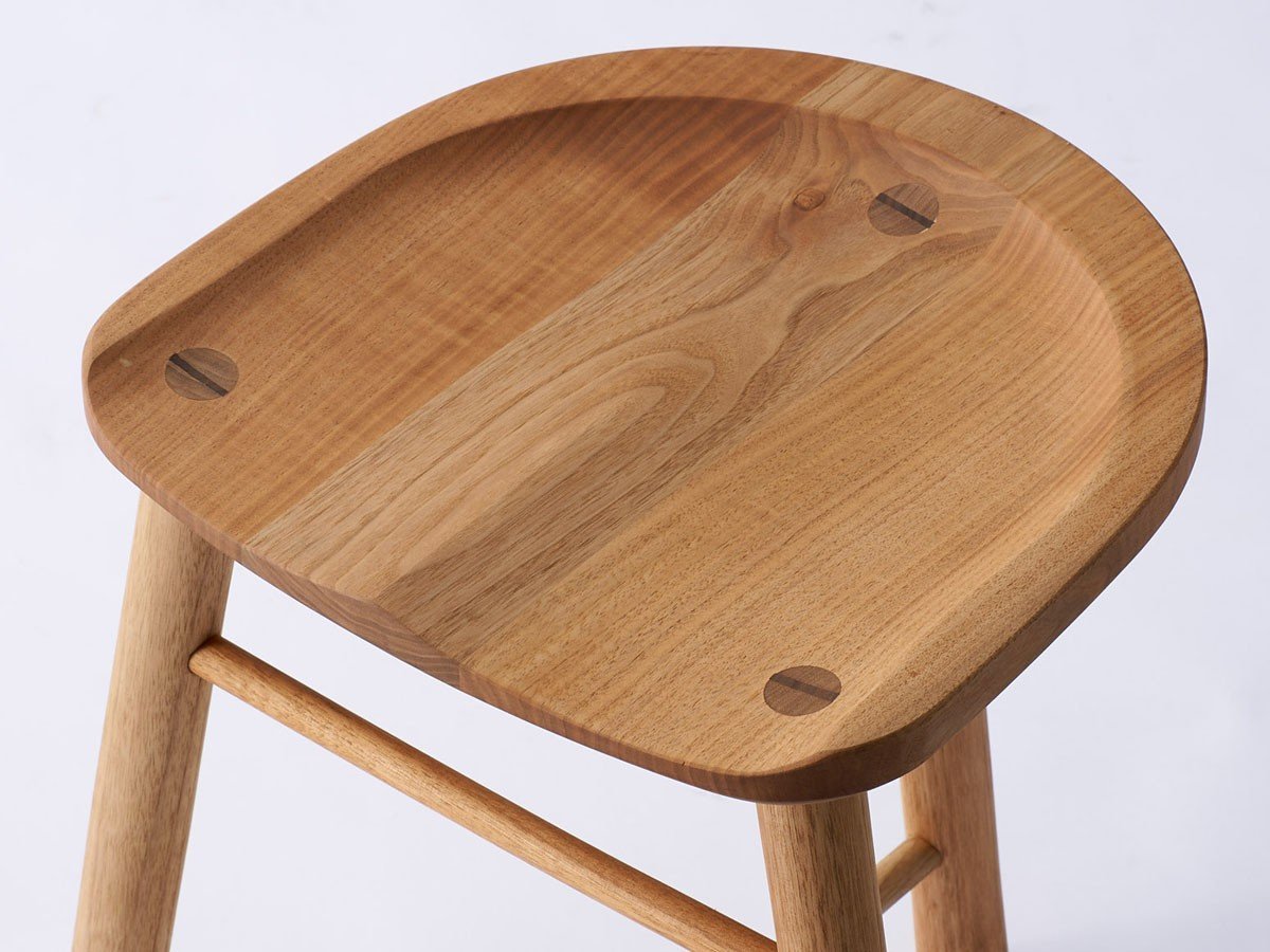【シキオリオリ/SHIKIORIORI / GOODS】のこといえ / コトイエ スツール 高さ53cm インテリア・キッズ・メンズ・レディースファッション・服の通販 founy(ファニー) 　フィット　Fit, Slim Fit　ホーム・キャンプ・アウトドア・お取り寄せ　Home Living / Home & Lifestyle / Camping Gear / Outdoor Camping　家具・インテリア　Home Furniture & Interior. Stylish & Functional Living Spaces　チェア・椅子　Seating & Chairs　スツール・バースツール　Stools & Bar Stools　ウッド:クルミ個性的な木目が魅力。柔らかさの中に力強さを感じさせる表情が特徴です。|ID: prp329100004597486 ipo3291000000035558790