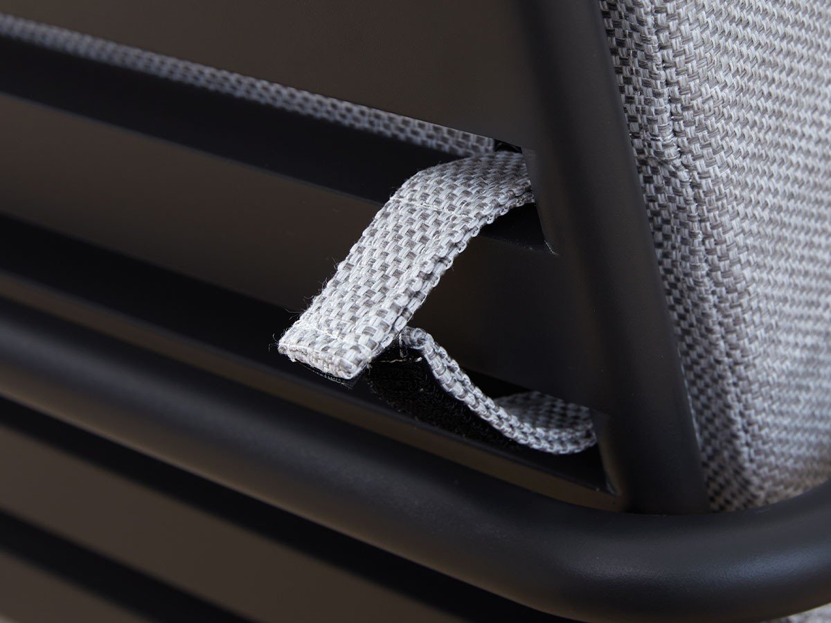 【イカサ/IKASAS / GOODS】のKAIS LOUNGE CHAIR / カイス ラウンジチェア インテリア・キッズ・メンズ・レディースファッション・服の通販 founy(ファニー) 　ガーデン　Garden, Gardening　クッション　Cushion, Throw Pillow　軽量　Lightweight, Ultra Light　シンプル　Simple, Minimal　送料無料　Free Shipping　背クッションはマジックテープ仕様なので簡単に取り外せます。|ID: prp329100004602912 ipo3291000000032733586