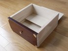 【吉野民藝/yoshino mingei / GOODS】の吉野プレミアム 80 キャビネット / 吉野プレミアム 80 キャビネット 最上段右側の引出しには、底板を引き出せる仕掛けがあります。|ID:prp329100004620319
