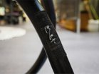【シカダ シツライ ラタン/SHIKADA SHITSURAI RATTAN / GOODS】のKK Series Round Table / 隈研吾シリーズ ラウンドテーブル KKT110 隈研吾氏のサインが入った布ラベルが付いています。|ID:prp329100004625557