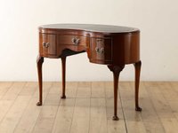 【ロイズ アンティークス/Lloyd's Antiques / GOODS】のReal Antique Leather Top Kidney Desk / 英国アンティーク家具 レザートップ キドニーデスク 人気、トレンドファッション・服の通販 founy(ファニー) おすすめ Recommended / Our Picks アンティーク Antique-Inspired テーブル Table, Dining Table デスク Desk, Work Desk フォルム Silhouette, Form ホーム・キャンプ・アウトドア・お取り寄せ Home Living / Home & Lifestyle / Camping Gear / Outdoor Camping 家具・インテリア Home Furniture & Interior. Stylish & Functional Living Spaces ミラー・ドレッサー Mirrors & Dressers 壁掛けミラー・全身鏡・スタンドミラー Wall Mirror ホーム・キャンプ・アウトドア・お取り寄せ Home Living / Home & Lifestyle / Camping Gear / Outdoor Camping 家具・インテリア Home Furniture & Interior. Stylish & Functional Living Spaces ミラー・ドレッサー Mirrors & Dressers ドレッサー・ミラー付き化粧台 Vanity Table for Bedroom |ID:prp329100004630228