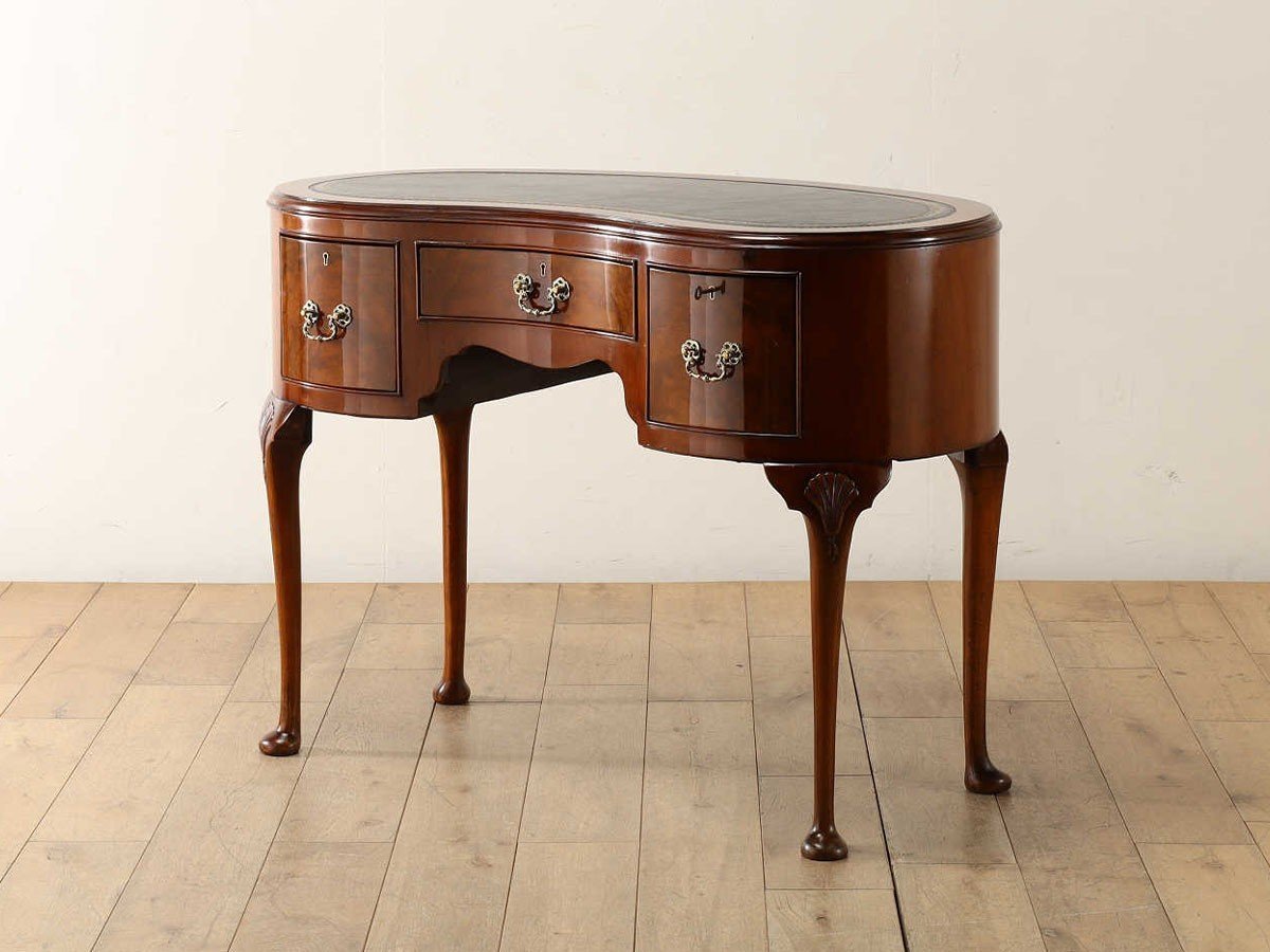 【ロイズ アンティークス/Lloyd's Antiques / GOODS】のReal Antique Leather Top Kidney Desk / 英国アンティーク家具 レザートップ キドニーデスク 人気、トレンドファッション・服の通販 founy(ファニー) 　おすすめ　Recommended / Our Picks　アンティーク　Antique-Inspired　テーブル　Table, Dining Table　デスク　Desk, Work Desk　フォルム　Silhouette, Form　ホーム・キャンプ・アウトドア・お取り寄せ　Home Living / Home & Lifestyle / Camping Gear / Outdoor Camping　家具・インテリア　Home Furniture & Interior. Stylish & Functional Living Spaces　ミラー・ドレッサー　Mirrors & Dressers　壁掛けミラー・全身鏡・スタンドミラー　Wall Mirror　ホーム・キャンプ・アウトドア・お取り寄せ　Home Living / Home & Lifestyle / Camping Gear / Outdoor Camping　家具・インテリア　Home Furniture & Interior. Stylish & Functional Living Spaces　ミラー・ドレッサー　Mirrors & Dressers　ドレッサー・ミラー付き化粧台　Vanity Table for Bedroom　 other-1|ID: prp329100004630228 ipo3291000000033300904