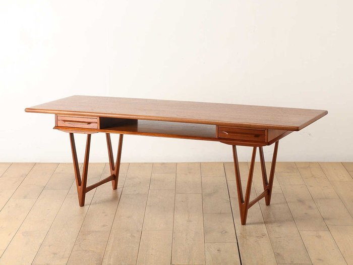 【ロイズ アンティークス/Lloyd's Antiques / GOODS】のReal Antique E.W. Bach Coffee Table Model.32 / デンマークアンティーク家具 イー ダブリュー バッハ コーヒーテーブル モデル32 インテリア・キッズ・メンズ・レディースファッション・服の通販 founy(ファニー) https://founy.com/ アンティーク Antique-Inspired エレガント 上品 Elegant シンプル Simple, Minimal テーブル Table, Dining Table ヴィンテージ Vintage Style ホーム・キャンプ・アウトドア・お取り寄せ Home Living / Home & Lifestyle / Camping Gear / Outdoor Camping 家具・インテリア Home Furniture & Interior. Stylish & Functional Living Spaces テーブル Dining, Coffee & Side Tables ローテーブル・センターテーブル Coffee & Center Tables |ID: prp329100004630239 ipo3291000000033301395
