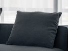 【ノーウェアライクホーム/NOWHERE LIKE HOME / GOODS】のTRAVIS Sofa / トラビス 2.5人掛けソファ 小クッションが2個付属します。|ID:prp329100004630963