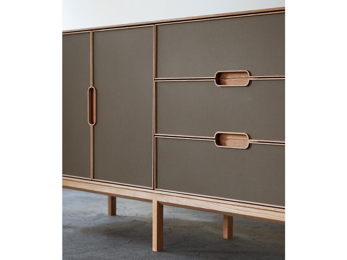 【松井木工/MATSUI MOKKO / GOODS】のLAF Cabinet 4doors + 3drawers / ラフ キャビネット 4ドア + 3ドロワー 幅200cm(再生レザー面 / 木脚) インテリア・キッズ・メンズ・レディースファッション・服の通販 founy(ファニー) 　ヴィンテージ　Vintage Style　チェリー　Cherry, Cherry Pattern　モダン　Modern, Contemporary　ラグジュアリー　Luxury, Elegant　リアル　Real, Realistic　ホーム・キャンプ・アウトドア・お取り寄せ　Home Living / Home & Lifestyle / Camping Gear / Outdoor Camping　家具・インテリア　Home Furniture & Interior. Stylish & Functional Living Spaces　収納家具・キャビネット　Storage Furniture　収納キャビネット・扉付き棚　Cabinet / Storage Cabinet　ホーム・キャンプ・アウトドア・お取り寄せ　Home Living / Home & Lifestyle / Camping Gear / Outdoor Camping　家具・インテリア　Home Furniture & Interior. Stylish & Functional Living Spaces　収納家具・キャビネット　Storage Furniture　サイドボード・リビング収納　Cabinet / Storage Cabinet　ウッド:ホワイトオーク、再生レザー:ダークグレージュ|ID: prp329100004671513 ipo3291000000033770304