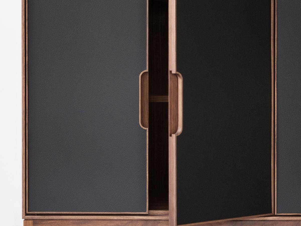 【松井木工/MATSUI MOKKO / GOODS】のLAF Cabinet 4doors / ラフ キャビネット 4ドア 幅160cm(再生レザー面 / 木脚) インテリア・キッズ・メンズ・レディースファッション・服の通販 founy(ファニー) 　ヴィンテージ　Vintage Style　チェリー　Cherry, Cherry Pattern　モダン　Modern, Contemporary　ラグジュアリー　Luxury, Elegant　リアル　Real, Realistic　ホーム・キャンプ・アウトドア・お取り寄せ　Home Living / Home & Lifestyle / Camping Gear / Outdoor Camping　家具・インテリア　Home Furniture & Interior. Stylish & Functional Living Spaces　収納家具・キャビネット　Storage Furniture　収納キャビネット・扉付き棚　Cabinet / Storage Cabinet　ホーム・キャンプ・アウトドア・お取り寄せ　Home Living / Home & Lifestyle / Camping Gear / Outdoor Camping　家具・インテリア　Home Furniture & Interior. Stylish & Functional Living Spaces　収納家具・キャビネット　Storage Furniture　サイドボード・リビング収納　Cabinet / Storage Cabinet　ウッド:ウォールナット、再生レザー:ブラック|ID: prp329100004671516 ipo3291000000033770317