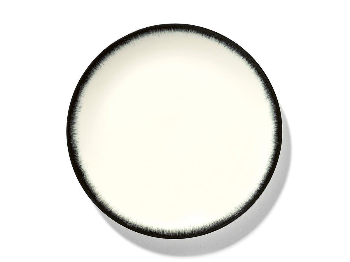 【セラックス/SERAX / GOODS】のDE by ANN DEMEULEMEESTER Plate 24cm White/Black Variation 3 / デー バイ アン・ドゥムルメステール プレート 24cm ホワイト/ブラック バリエーション 3 インテリア・キッズ・メンズ・レディースファッション・服の通販 founy(ファニー) 　グラデーション　Gradient, Ombre　テーブル　Table, Dining Table　プレート　Plate, Dish　手描き　Hand-Drawn, Illustrated　皿　Plate, Dish　-|ID: prp329100004707025 ipo3291000000033996408