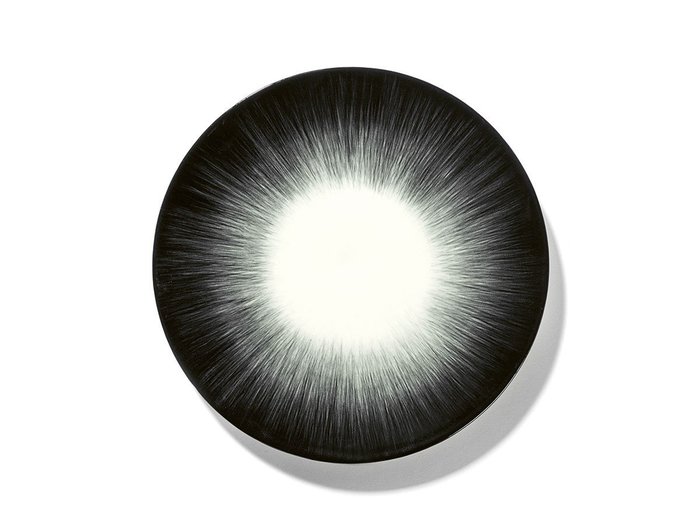 【セラックス/SERAX / GOODS】のDE by ANN DEMEULEMEESTER Plate 17.5cm White/Black Variation 5 / デー バイ アン・ドゥムルメステール プレート 17.5cm ホワイト/ブラック バリエーション 5 インテリア・キッズ・メンズ・レディースファッション・服の通販 founy(ファニー) https://founy.com/ グラデーション Gradient, Ombre テーブル Table, Dining Table プレート Plate, Dish 手描き Hand-Drawn, Illustrated 皿 Plate, Dish |ID: prp329100004707029 ipo3291000000033996415