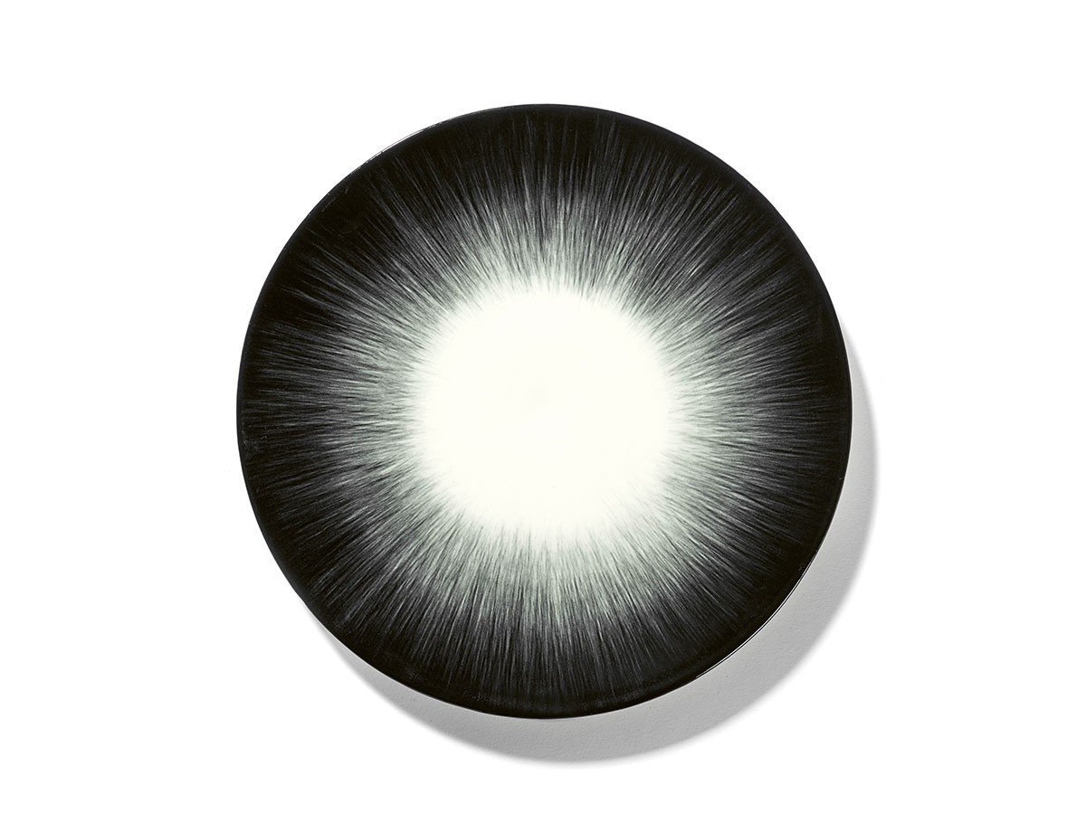 【セラックス/SERAX / GOODS】のDE by ANN DEMEULEMEESTER Plate 17.5cm White/Black Variation 5 / デー バイ アン・ドゥムルメステール プレート 17.5cm ホワイト/ブラック バリエーション 5 インテリア・キッズ・メンズ・レディースファッション・服の通販 founy(ファニー) 　グラデーション　Gradient, Ombre　テーブル　Table, Dining Table　プレート　Plate, Dish　手描き　Hand-Drawn, Illustrated　皿　Plate, Dish　-|ID: prp329100004707029 ipo3291000000033996417