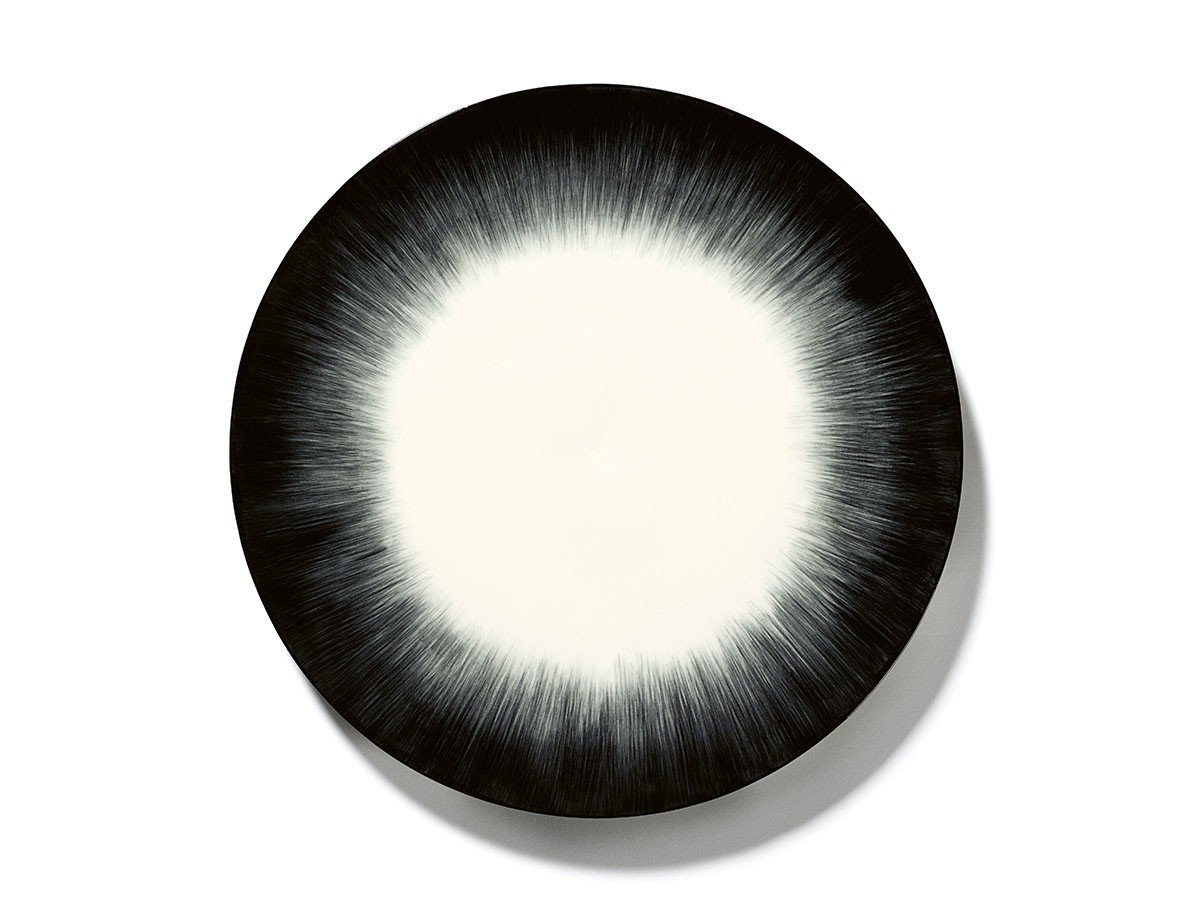 【セラックス/SERAX / GOODS】のDE by ANN DEMEULEMEESTER Plate 24cm White/Black Variation 5 / デー バイ アン・ドゥムルメステール プレート 24cm ホワイト/ブラック バリエーション 5 人気、トレンドファッション・服の通販 founy(ファニー) 　送料無料　Free Shipping　グラデーション　Gradient, Ombre　テーブル　Table, Dining Table　プレート　Plate, Dish　手描き　Hand-Drawn, Illustrated　皿　Plate, Dish　 other-1|ID: prp329100004707050 ipo3291000000033996461