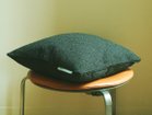 【ノルディック スリープ/NORDIC SLEEP / GOODS】のuka × NORDIC SLEEP Cushion Cover / ウカ × ノルディックスリープ クッションカバー カラー「インサイトチャコール」にはブルーのタグが付いています。|ID: prp329100004718244 ipo3291000000034092746