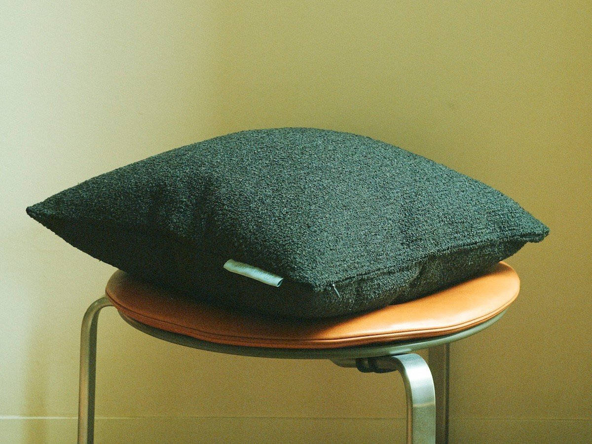 【ノルディック スリープ/NORDIC SLEEP / GOODS】のuka × NORDIC SLEEP Cushion Cover / ウカ × ノルディックスリープ クッションカバー インテリア・キッズ・メンズ・レディースファッション・服の通販 founy(ファニー) 　クッション　Cushion, Throw Pillow　コレクション　Collection, Seasonal Line　ホーム・キャンプ・アウトドア・お取り寄せ　Home Living / Home & Lifestyle / Camping Gear / Outdoor Camping　家具・インテリア　Home Furniture & Interior. Stylish & Functional Living Spaces　その他 インテリア雑貨、家具　Home Decor & Furniture Extras　カラー「インサイトチャコール」にはブルーのタグが付いています。|ID: prp329100004718244 ipo3291000000034092746