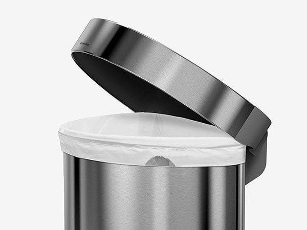 【シンプルヒューマン/SIMPLEHUMAN / GOODS】のSTEP CAN / ステップカン セミラウンド ステップダストボックス 45L インテリア・キッズ・メンズ・レディースファッション・服の通販 founy(ファニー)  送料無料 Free Shipping コーティング Coating, Coated Finish フラット Flat, Flat Shoes ボックス Boxy, Box Shape ラウンド Round, Round Neck ホーム・キャンプ・アウトドア・お取り寄せ Home Living / Home & Lifestyle / Camping Gear / Outdoor Camping 家具・インテリア Home Furniture & Interior. Stylish & Functional Living Spaces その他 インテリア雑貨、家具 Home Decor & Furniture Extras 本体上部のフタ部分は持ち上げると簡単にゴミ袋を取り替えることができ、閉じるとゴミ袋をしっかりと固定し|ID: prp329100004750324 ipo3291000000034348511