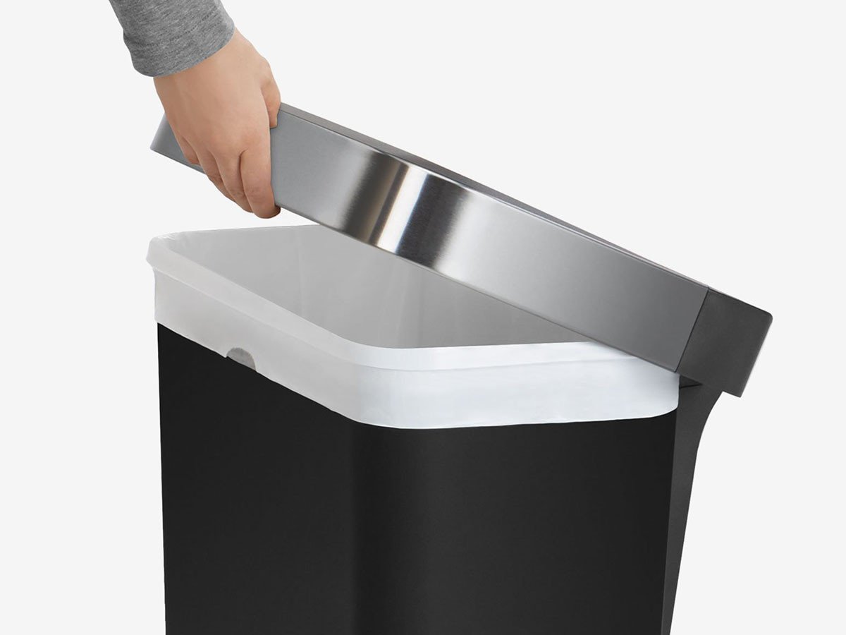 【シンプルヒューマン/SIMPLEHUMAN / GOODS】のSTEP CAN / ステップカン レクタンギュラー ステップダストボックス ライナーポケット付 45L プラスチック インテリア・キッズ・メンズ・レディースファッション・服の通販 founy(ファニー)  送料無料 Free Shipping インナー Innerwear ボックス Boxy, Box Shape ポケット Pocket, Pocket Detail ライナー Liner, Inner Layer ホーム・キャンプ・アウトドア・お取り寄せ Home Living / Home & Lifestyle / Camping Gear / Outdoor Camping 家具・インテリア Home Furniture & Interior. Stylish & Functional Living Spaces その他 インテリア雑貨、家具 Home Decor & Furniture Extras 本体上部のフタを持ち上げると簡単にゴミ袋を取り替えることができ、フタがゴミ袋をしっかりと固定して外側|ID: prp329100004750326 ipo3291000000034348518