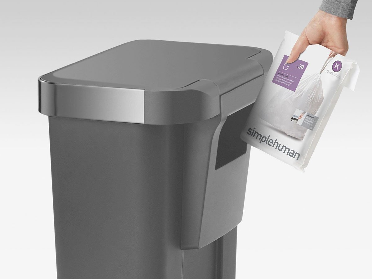 【シンプルヒューマン/SIMPLEHUMAN / GOODS】のSTEP CAN / ステップカン レクタンギュラー ステップダストボックス ライナーポケット付 45L プラスチック インテリア・キッズ・メンズ・レディースファッション・服の通販 founy(ファニー) 　送料無料　Free Shipping　インナー　Innerwear　ボックス　Boxy, Box Shape　ポケット　Pocket, Pocket Detail　ライナー　Liner, Inner Layer　ホーム・キャンプ・アウトドア・お取り寄せ　Home Living / Home & Lifestyle / Camping Gear / Outdoor Camping　家具・インテリア　Home Furniture & Interior. Stylish & Functional Living Spaces　その他 インテリア雑貨、家具　Home Decor & Furniture Extras　予備のゴミ袋を収納できるポケットにより、内側からゴミ袋を1枚ずつ取り出せます。|ID: prp329100004750326 ipo3291000000035203057