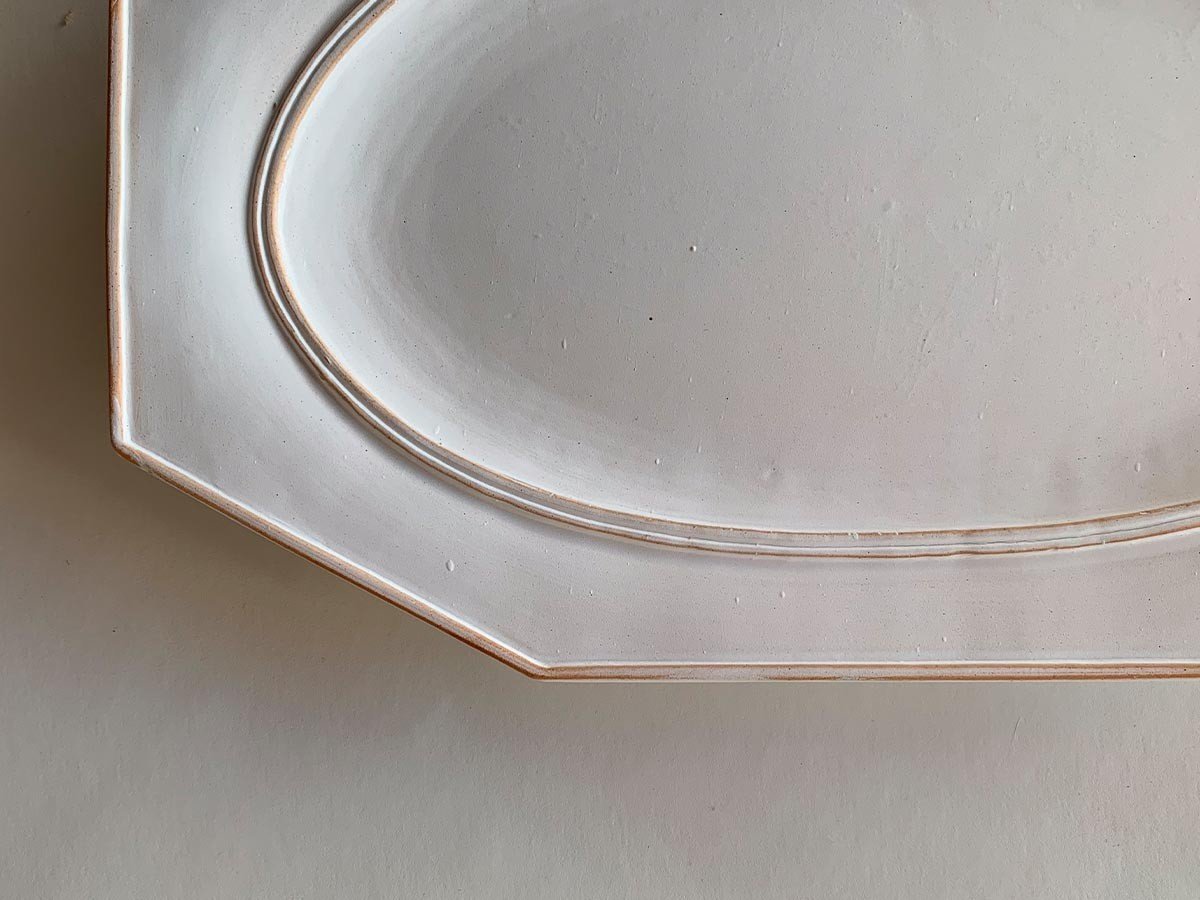 【ミシンポタリークリエーション/MISHIM POTTERY CREATION / GOODS】のStiLL octagon “year”plate L 2026 / スティル オクタゴン イヤープレート L 2026(胡粉) インテリア・キッズ・メンズ・レディースファッション・服の通販 founy(ファニー) 　アンティーク　Antique-Inspired　イラスト　Illustration　皿　Plate, Dish　テーブル　Table, Dining Table　人気　Popular, Best Seller　ハンド　Hand, Handmade　プリント　Print, Printed Pattern　プレート　Plate, Dish　モチーフ　Motif, Design Theme　送料無料　Free Shipping　制作工程上、色を掛け流す際につく指跡や、絵の具の飛沫跡、細かな黒点(窯の中に残る鉄分が付着したもの)|ID: prp329100004773685 ipo3291000000034595512