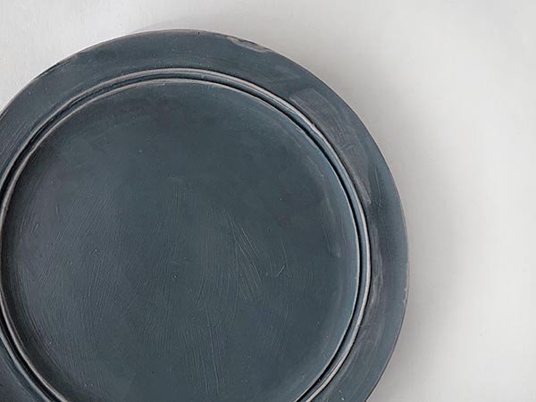 【ミシンポタリークリエーション/MISHIM POTTERY CREATION / GOODS】のStiLL round “year”plate S 2026 / スティル ラウンド イヤープレート S 2026(藍墨茶) インテリア・キッズ・メンズ・レディースファッション・服の通販 founy(ファニー) 　アンティーク　Antique-Inspired　イラスト　Illustration　皿　Plate, Dish　テーブル　Table, Dining Table　人気　Popular, Best Seller　ハンド　Hand, Handmade　プリント　Print, Printed Pattern　プレート　Plate, Dish　モチーフ　Motif, Design Theme　ラウンド　Round, Round Neck　制作工程上、色を掛け流す際につく指跡や、絵の具の飛沫跡、細かな黒点(窯の中に残る鉄分が付着したもの)|ID: prp329100004773686 ipo3291000000034595517