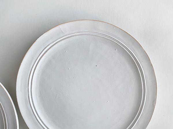 【ミシンポタリークリエーション/MISHIM POTTERY CREATION / GOODS】のStiLL round “year”plate S 2026 / スティル ラウンド イヤープレート S 2026(胡粉) インテリア・キッズ・メンズ・レディースファッション・服の通販 founy(ファニー) 　アンティーク　Antique-Inspired　イラスト　Illustration　皿　Plate, Dish　テーブル　Table, Dining Table　人気　Popular, Best Seller　ハンド　Hand, Handmade　プリント　Print, Printed Pattern　プレート　Plate, Dish　モチーフ　Motif, Design Theme　ラウンド　Round, Round Neck　制作工程上、色を掛け流す際につく指跡や、絵の具の飛沫跡、細かな黒点(窯の中に残る鉄分が付着したもの)|ID: prp329100004773687 ipo3291000000034595528