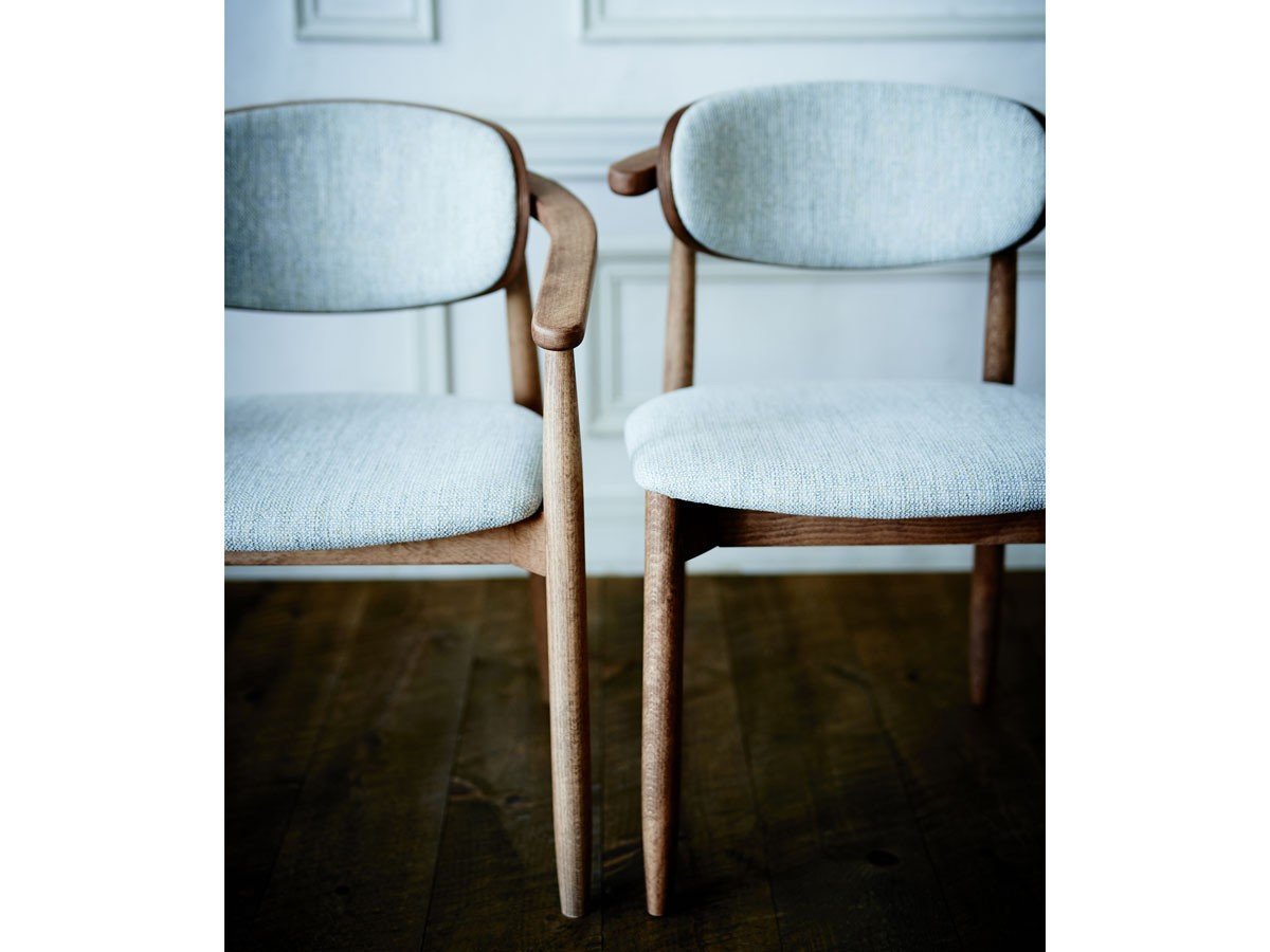 【コッコレ/Coccole / GOODS】のARM CHAIR / アームチェア C291 インテリア・キッズ・メンズ・レディースファッション・服の通販 founy(ファニー) 　送料無料　Free Shipping　フォルム　Silhouette, Form　フレーム　Frame, Outline　リラックス　Relax, Relaxed Fit　ホーム・キャンプ・アウトドア・お取り寄せ　Home Living / Home & Lifestyle / Camping Gear / Outdoor Camping　家具・インテリア　Home Furniture & Interior. Stylish & Functional Living Spaces　チェア・椅子　Seating & Chairs　ダイニングチェア・木製チェア　Dining Chairs　ホーム・キャンプ・アウトドア・お取り寄せ　Home Living / Home & Lifestyle / Camping Gear / Outdoor Camping　家具・インテリア　Home Furniture & Interior. Stylish & Functional Living Spaces　チェア・椅子　Seating & Chairs　アームチェア・アクセントチェア　Armchairs & Accent Chairs　左:本商品、右:同シリーズの「チェア C290」|ID: prp329100004837942 ipo3291000000035249613