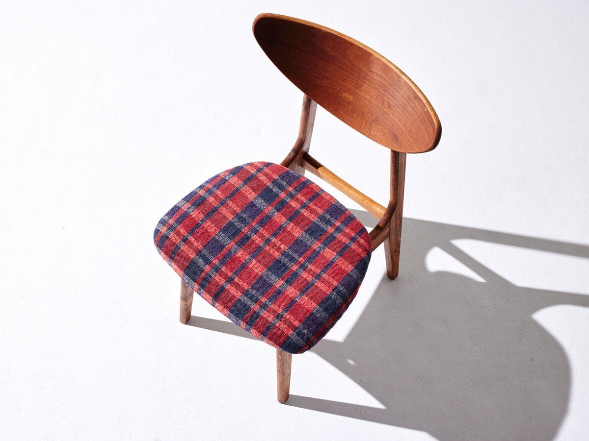 【スウィッチ/SWITCH / GOODS】のKarl dining chair / カール ダイニングチェア インテリア・キッズ・メンズ・レディースファッション・服の通販 founy(ファニー) 　送料無料　Free Shipping　コンパクト　Compact, Small Size　ホーム・キャンプ・アウトドア・お取り寄せ　Home Living / Home & Lifestyle / Camping Gear / Outdoor Camping　家具・インテリア　Home Furniture & Interior. Stylish & Functional Living Spaces　チェア・椅子　Seating & Chairs　ダイニングチェア・木製チェア　Dining Chairs　張地:F-40 ガルボ タータンレッド(Tシリーズ)、フレーム:ダークブラウン|ID: prp329100004846462 ipo3291000000035371168