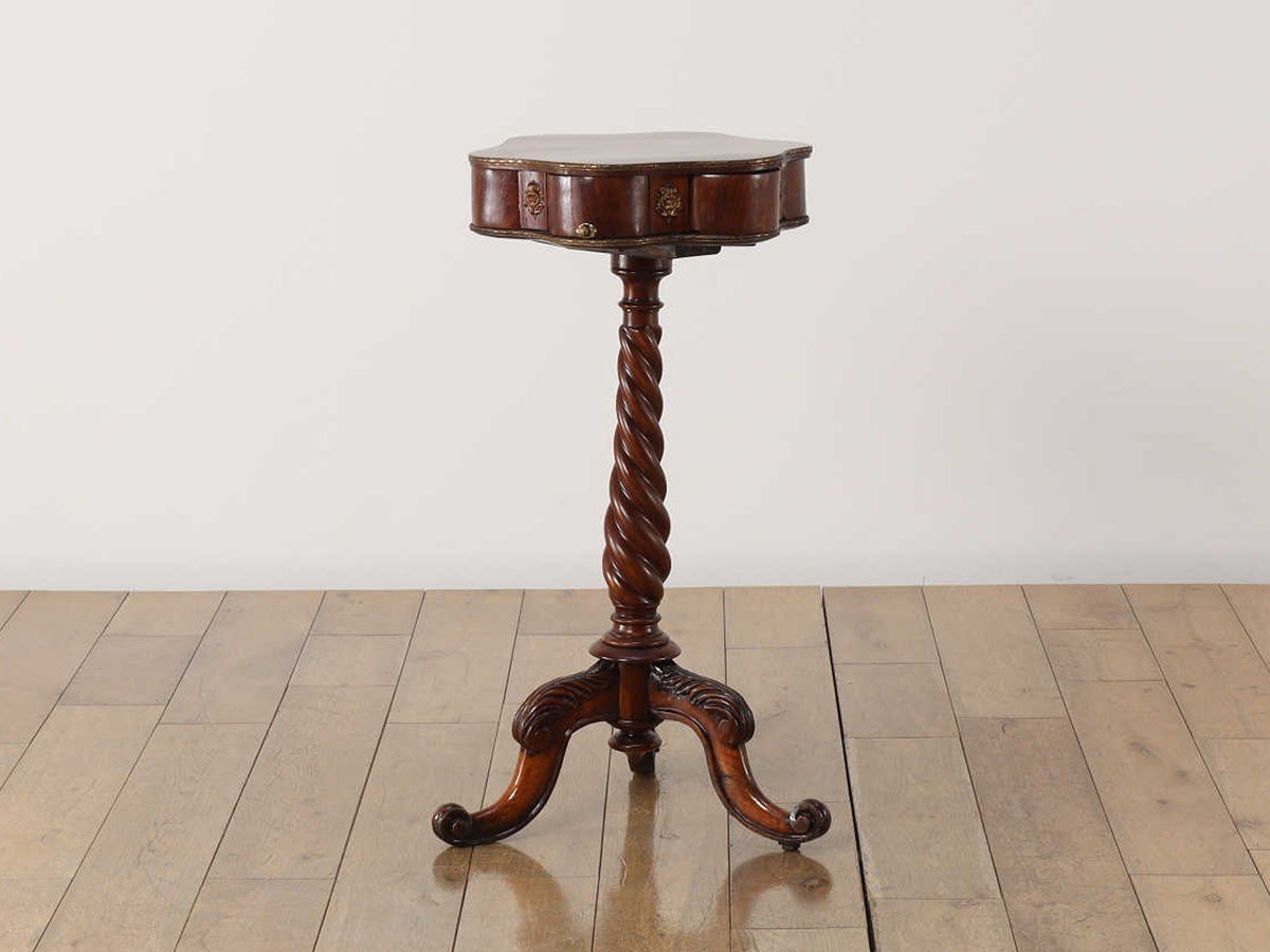 【ロイズ アンティークス/Lloyd's Antiques / GOODS】のReal Antique Jewelry Trinket Table / 英国アンティーク家具 ジュエリートリンケットテーブル 人気、トレンドファッション・服の通販 founy(ファニー) 　アンティーク　Antique-Inspired　コンパクト　Compact, Small Size　ステーショナリー　Stationery, Office Supplies　テーブル　Table, Dining Table　ホーム・キャンプ・アウトドア・お取り寄せ　Home Living / Home & Lifestyle / Camping Gear / Outdoor Camping　家具・インテリア　Home Furniture & Interior. Stylish & Functional Living Spaces　テーブル　Dining, Coffee & Side Tables　サイドテーブル・ナイトテーブル　Side & End Tables　 other-1|ID: prp329100004851336 ipo3291000000035584607