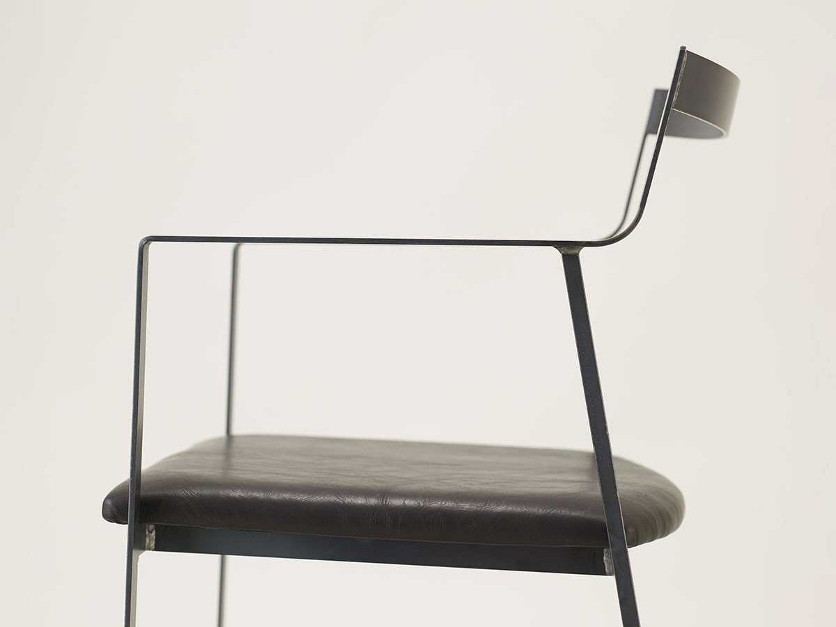 【杉山製作所/Sugiyama Seisakusho / GOODS】のKUROTETSU OBI ARMCHAIR / クロテツ オビ アームチェア インテリア・キッズ・メンズ・レディースファッション・服の通販 founy(ファニー) 　送料無料　Free Shipping　モチーフ　Motif, Design Theme　ホーム・キャンプ・アウトドア・お取り寄せ　Home Living / Home & Lifestyle / Camping Gear / Outdoor Camping　家具・インテリア　Home Furniture & Interior. Stylish & Functional Living Spaces　チェア・椅子　Seating & Chairs　ダイニングチェア・木製チェア　Dining Chairs　ホーム・キャンプ・アウトドア・お取り寄せ　Home Living / Home & Lifestyle / Camping Gear / Outdoor Camping　家具・インテリア　Home Furniture & Interior. Stylish & Functional Living Spaces　チェア・椅子　Seating & Chairs　アームチェア・アクセントチェア　Armchairs & Accent Chairs　張地:サンテリア ブラック 301(Bランク)、フレームクリア|ID: prp329100004862590 ipo3291000000036115033