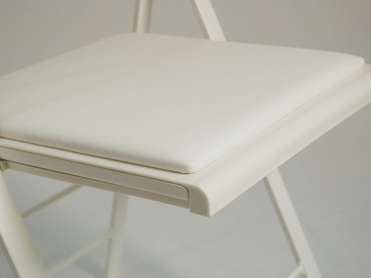 【アーメット/Arrmet / GOODS】のPocket Color / ポケット カラー 折りたたみチェア クッション付 インテリア・キッズ・メンズ・レディースファッション・服の通販 founy(ファニー) 送料無料 Free Shipping おすすめ Recommended / Our Picks クッション Cushion, Throw Pillow スリム Slim, Slim Fit フィット Fit, Slim Fit ポケット Pocket, Pocket Detail モダン Modern, Contemporary ホーム・キャンプ・アウトドア・お取り寄せ Home Living / Home & Lifestyle / Camping Gear / Outdoor Camping 家具・インテリア Home Furniture & Interior. Stylish & Functional Living Spaces チェア・椅子 Seating & Chairs 折りたたみ椅子・アウトドアチェア Folding Chairs & Patio Seats ホワイト|ID: prp329100004882281 ipo3291000000036442208