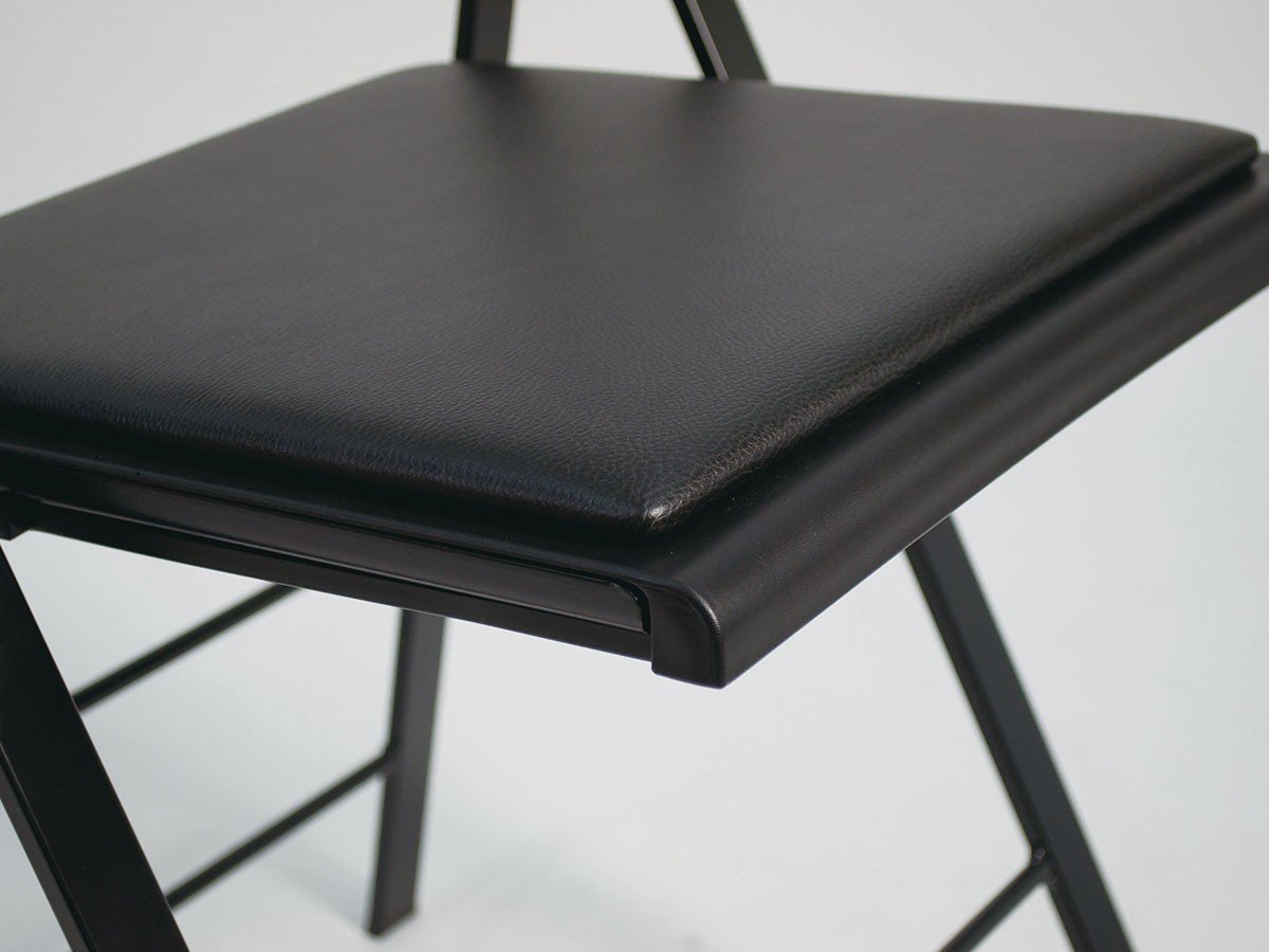 【アーメット/Arrmet / GOODS】のPocket Color / ポケット カラー 折りたたみチェア クッション付 インテリア・キッズ・メンズ・レディースファッション・服の通販 founy(ファニー) 送料無料 Free Shipping おすすめ Recommended / Our Picks クッション Cushion, Throw Pillow スリム Slim, Slim Fit フィット Fit, Slim Fit ポケット Pocket, Pocket Detail モダン Modern, Contemporary ホーム・キャンプ・アウトドア・お取り寄せ Home Living / Home & Lifestyle / Camping Gear / Outdoor Camping 家具・インテリア Home Furniture & Interior. Stylish & Functional Living Spaces チェア・椅子 Seating & Chairs 折りたたみ椅子・アウトドアチェア Folding Chairs & Patio Seats ブラック|ID: prp329100004882281 ipo3291000000036442211