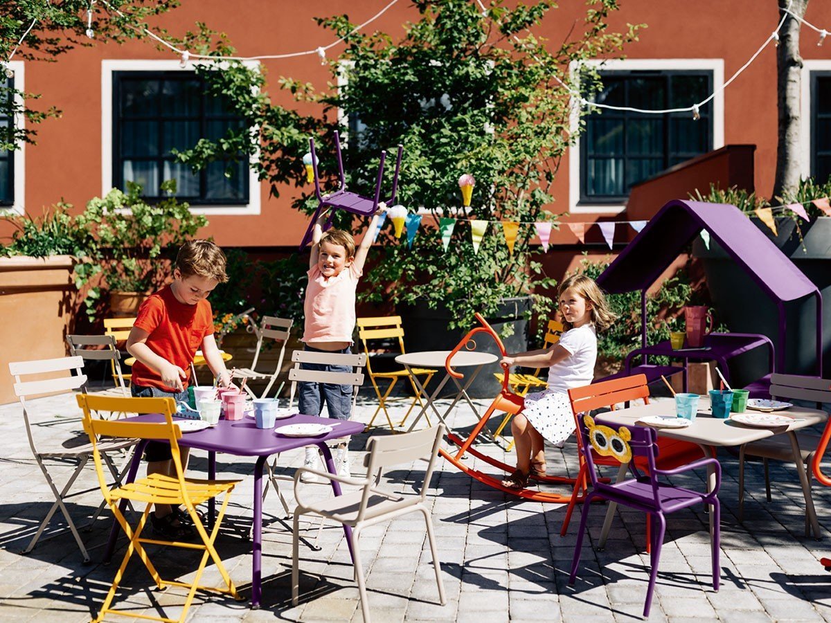 【フェルモブ/Fermob / GOODS】のBISTRO METAL CHAIR / ビストロ メタルチェアー インテリア・キッズ・メンズ・レディースファッション・服の通販 founy(ファニー) 　送料無料　Free Shipping　コンパクト　Compact, Small Size　コーティング　Coating, Coated Finish　シンプル　Simple, Minimal　トレンド　Trend, Trending Now　パウダー　Powder, Soft Tone　軽量　Lightweight, Ultra Light　ホーム・キャンプ・アウトドア・お取り寄せ　Home Living / Home & Lifestyle / Camping Gear / Outdoor Camping　家具・インテリア　Home Furniture & Interior. Stylish & Functional Living Spaces　チェア・椅子　Seating & Chairs　折りたたみ椅子・アウトドアチェア　Folding Chairs & Patio Seats　ハニー、クレイグレー 写真クレジット:STEPHANE RAMBAUD|ID: prp329100004885258 ipo3291000000036469120