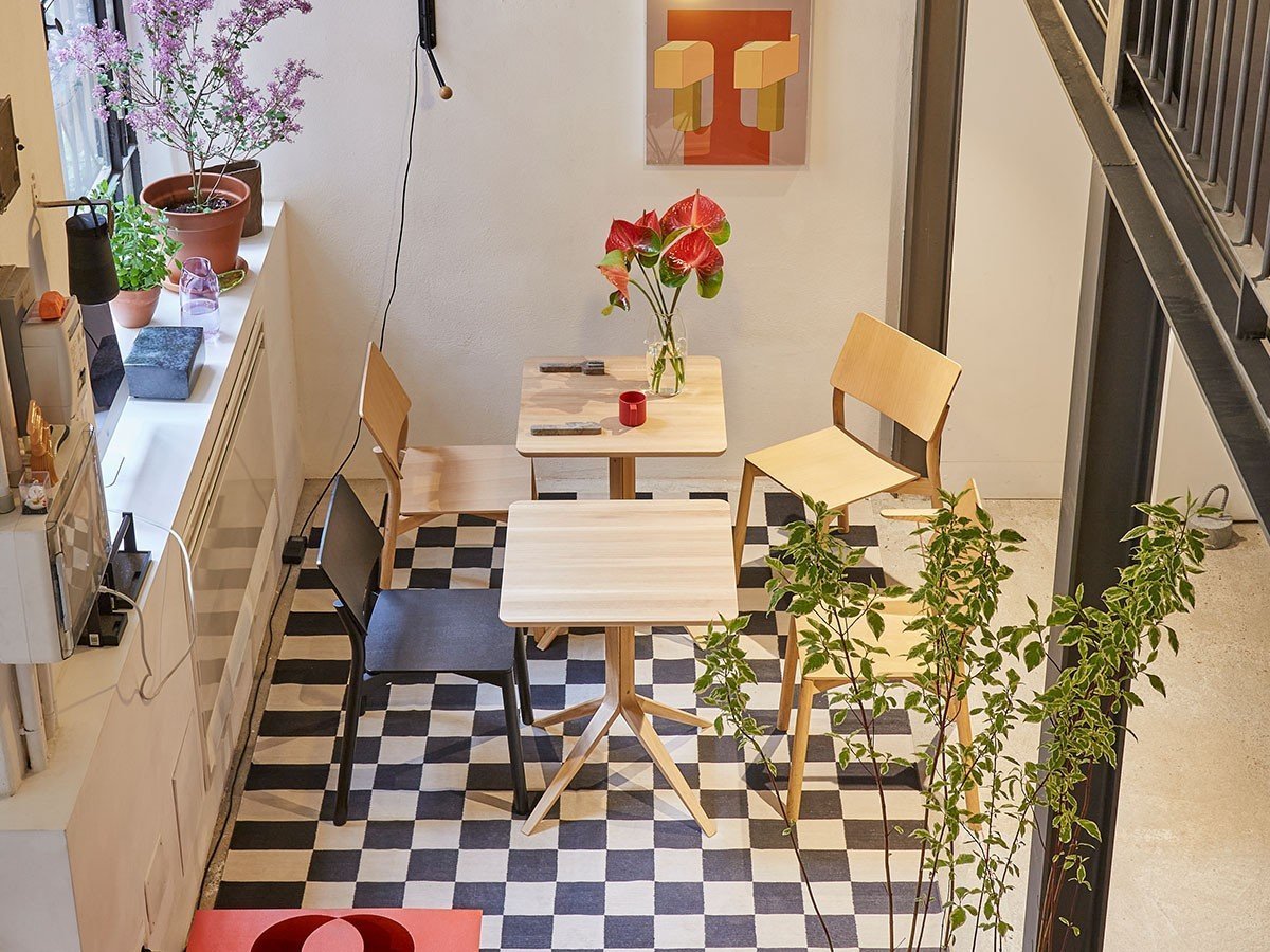 【カリモクニュースタンダード/KARIMOKU NEW STANDARD / GOODS】のSCOUT BISTRO TABLE SQUARE / スカウト ビストロ テーブル スクエア インテリア・キッズ・メンズ・レディースファッション・服の通販 founy(ファニー) 　送料無料　Free Shipping　エレガント 上品　Elegant　コンパクト　Compact, Small Size　シンプル　Simple, Minimal　スクエア　Square, Square Shape　テーブル　Table, Dining Table　ホーム・キャンプ・アウトドア・お取り寄せ　Home Living / Home & Lifestyle / Camping Gear / Outdoor Camping　家具・インテリア　Home Furniture & Interior. Stylish & Functional Living Spaces　テーブル　Dining, Coffee & Side Tables　カフェテーブル・丸型テーブル　Cafe & Bistro Tables　Photographer:Silvia Orlandi Puntino|ID: prp329100004890301 ipo3291000000036545034