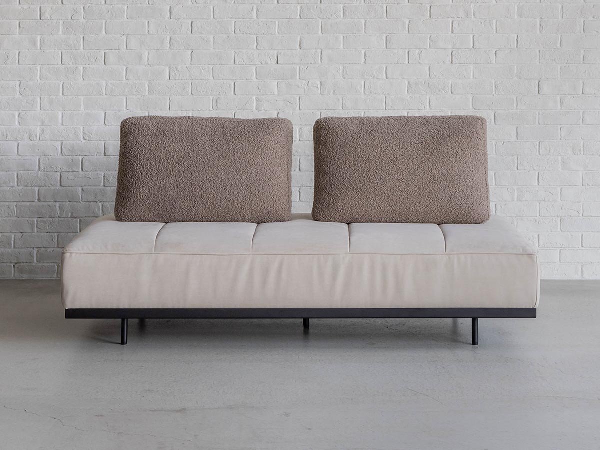 【オアシス/OASIS / GOODS】のGLOW SOFA / グロー ソファ 2.5人掛けベース インテリア・キッズ・メンズ・レディースファッション・服の通販 founy(ファニー) 　クッション　Cushion, Throw Pillow　バランス　Balance, Style Balance　フラット　Flat, Flat Shoes　モダン　Modern, Contemporary　ホーム・キャンプ・アウトドア・お取り寄せ　Home Living / Home & Lifestyle / Camping Gear / Outdoor Camping　家具・インテリア　Home Furniture & Interior. Stylish & Functional Living Spaces　ソファー　Couches & Sofas　張地:ベース / クリーム(スウェード調)、背クッション / GL ベージュ(ブークレ)|ID: prp329100004897701 ipo3291000000036632172