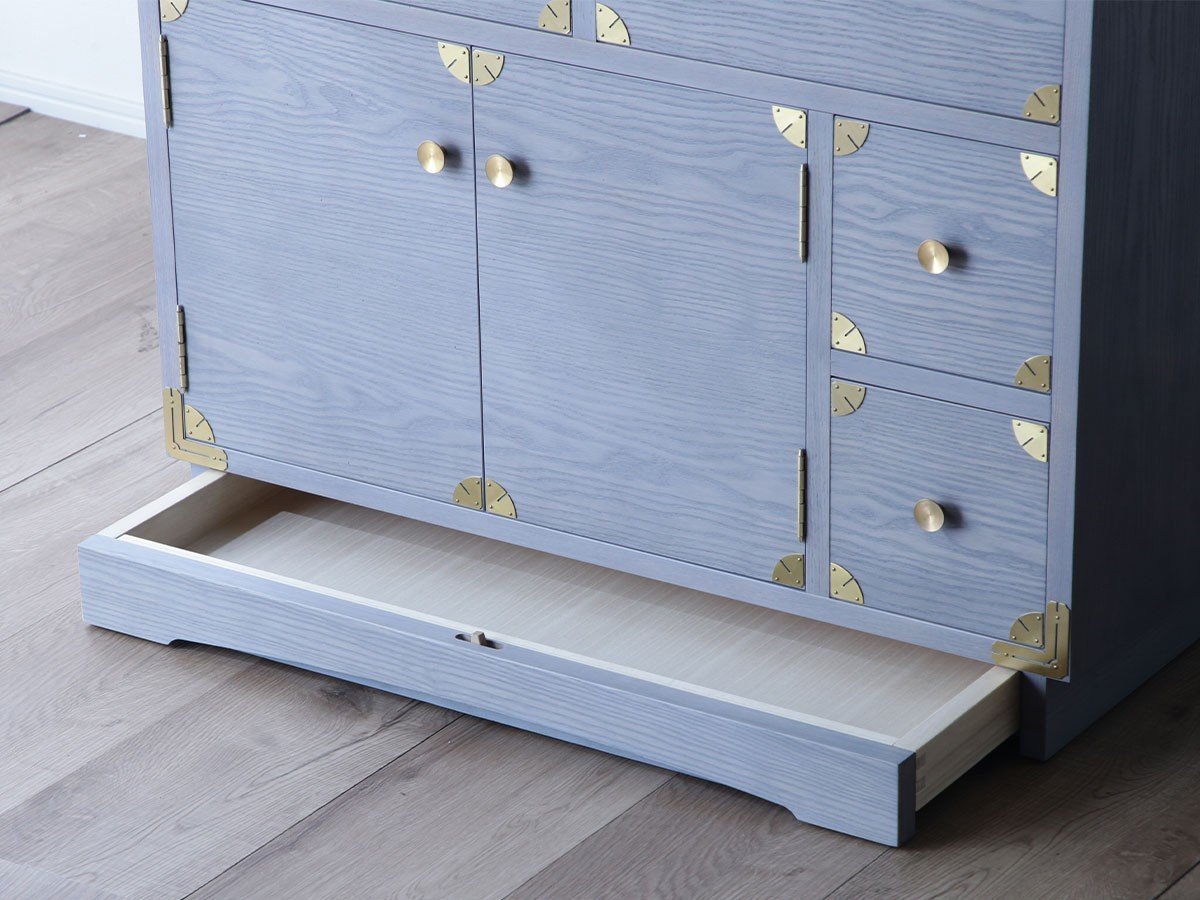 【吉野民藝/yoshino mingei / GOODS】の吉野プレミアム 80 階段タンス / 吉野プレミアム 80 階段タンス インテリア・キッズ・メンズ・レディースファッション・服の通販 founy(ファニー) 　シンプル　Simple, Minimal　プレミアム　Premium, High-End　モダン　Modern, Contemporary　ホーム・キャンプ・アウトドア・お取り寄せ　Home Living / Home & Lifestyle / Camping Gear / Outdoor Camping　家具・インテリア　Home Furniture & Interior. Stylish & Functional Living Spaces　収納家具・キャビネット　Storage Furniture　チェスト・収納引き出し　Drawers / Storage Chest　台輪と本体の間にカードなどを差込み、台輪部分を引き出せる仕掛けがあります。|ID: prp329100004898358 ipo3291000000036644804