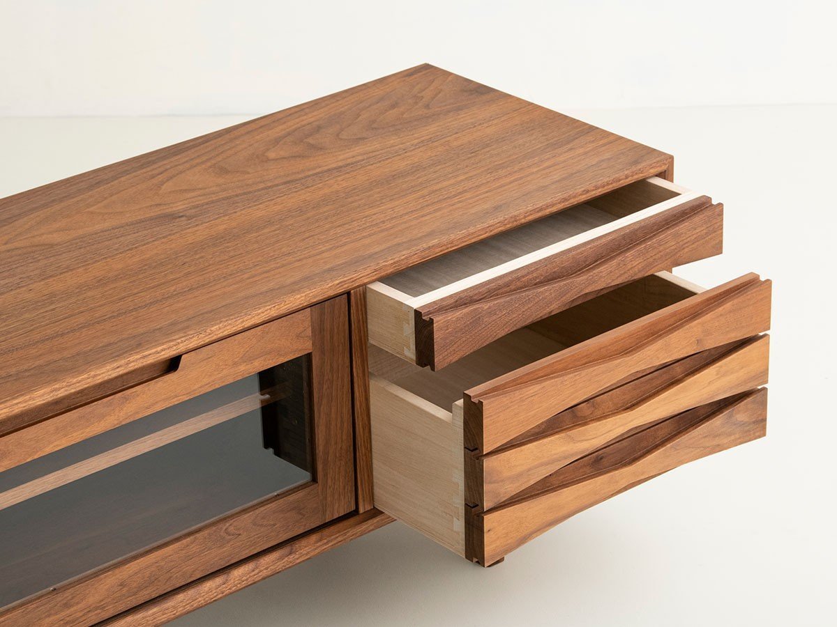 【カーフ/karf / GOODS】のSlope TV Cabinet 150 / スロープ TVキャビネット 幅150cm インテリア・キッズ・メンズ・レディースファッション・服の通販 founy(ファニー) 　オイル　Body Oil　ガラス　Glass, Glassware　ホーム・キャンプ・アウトドア・お取り寄せ　Home Living / Home & Lifestyle / Camping Gear / Outdoor Camping　家具・インテリア　Home Furniture & Interior. Stylish & Functional Living Spaces　収納家具・キャビネット　Storage Furniture　収納キャビネット・扉付き棚　Cabinet / Storage Cabinet　ホーム・キャンプ・アウトドア・お取り寄せ　Home Living / Home & Lifestyle / Camping Gear / Outdoor Camping　家具・インテリア　Home Furniture & Interior. Stylish & Functional Living Spaces　テレビボード・テレビ台　TV Cabinets & Consoles　テレビ台・TVボード　Tv Board　引出しは2段です。上段は浅め、下段は深めのつくりとなっています。|ID: prp329100004898633 ipo3291000000036648396