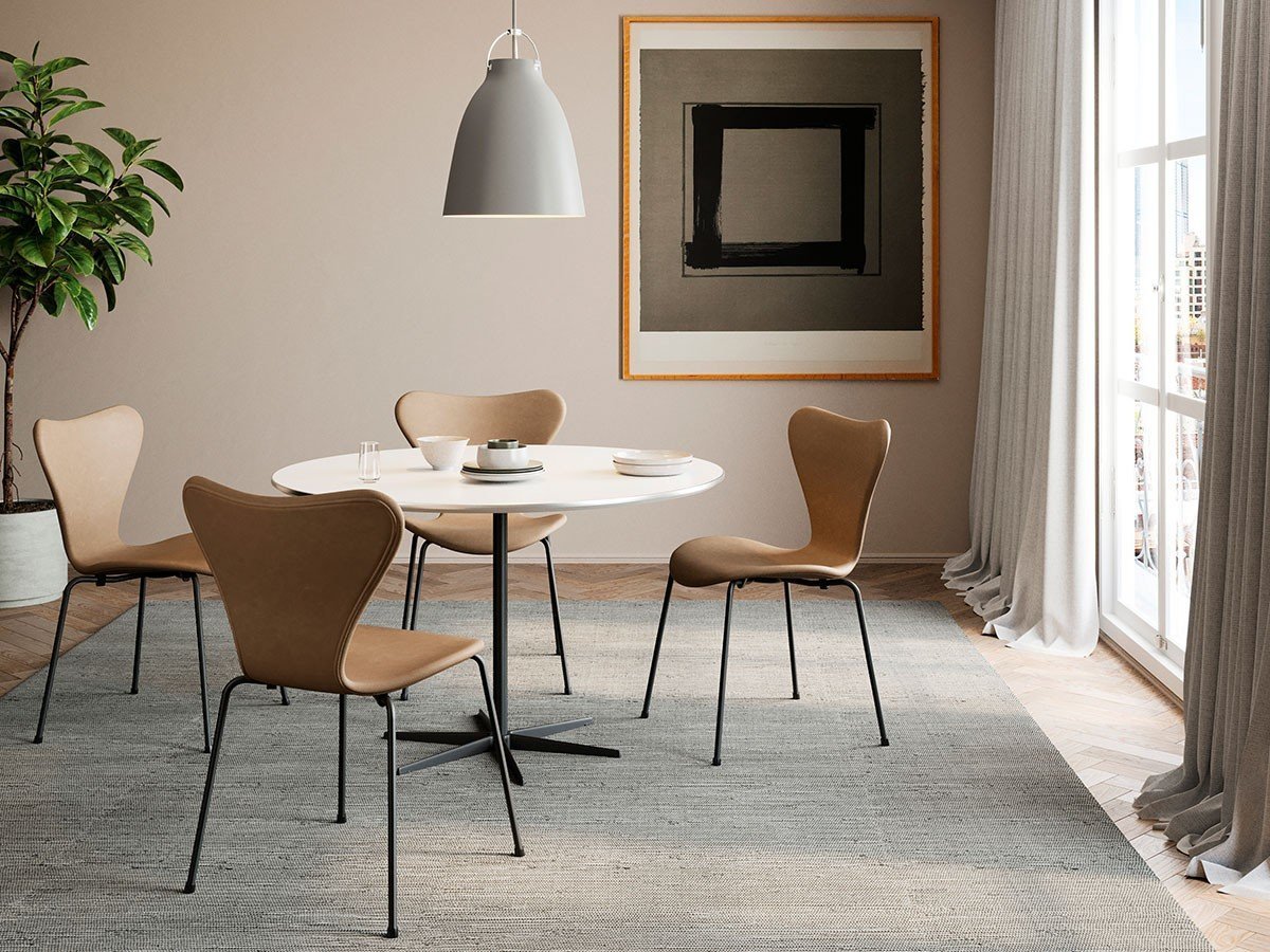 【フリッツ ハンセン/FRITZ HANSEN / GOODS】のSERIES 7 / セブンチェア フルパディング エッセンシャルレザー 3107 インテリア・キッズ・メンズ・レディースファッション・服の通販 founy(ファニー) 　クッション　Cushion, Throw Pillow　テーブル　Table, Dining Table　送料無料　Free Shipping　ホーム・キャンプ・アウトドア・お取り寄せ　Home Living / Home & Lifestyle / Camping Gear / Outdoor Camping　家具・インテリア　Home Furniture & Interior. Stylish & Functional Living Spaces　チェア・椅子　Seating & Chairs　ダイニングチェア・木製チェア　Dining Chairs　張地:ライトグレー、脚部:ウォームグラファイト|ID: prp329100004903399 ipo3291000000036699722