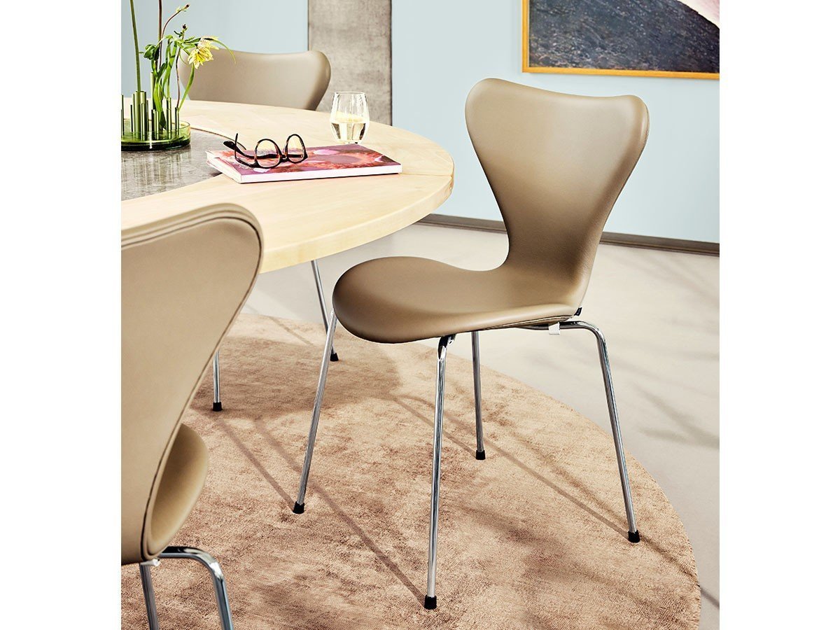 【フリッツ ハンセン/FRITZ HANSEN / GOODS】のSERIES 7 / セブンチェア フルパディング エッセンシャルレザー 3107 インテリア・キッズ・メンズ・レディースファッション・服の通販 founy(ファニー) 　クッション　Cushion, Throw Pillow　テーブル　Table, Dining Table　送料無料　Free Shipping　ホーム・キャンプ・アウトドア・お取り寄せ　Home Living / Home & Lifestyle / Camping Gear / Outdoor Camping　家具・インテリア　Home Furniture & Interior. Stylish & Functional Living Spaces　チェア・椅子　Seating & Chairs　ダイニングチェア・木製チェア　Dining Chairs　張地:ライトグレー、脚部:クローム仕上|ID: prp329100004903399 ipo3291000000036699724