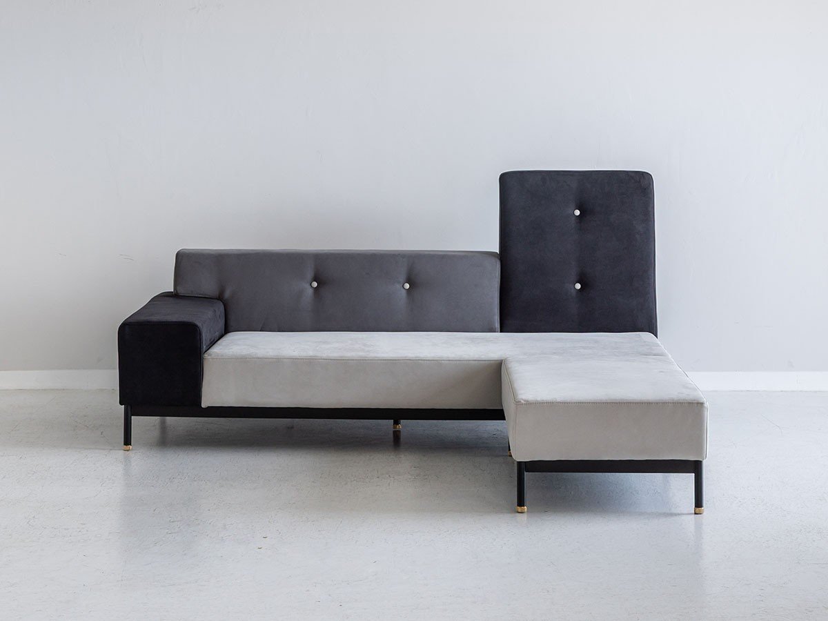 【クラッシュゲート/CRASH GATE / GOODS】のTET SOFA / テット ソファ(モノトーン) インテリア・キッズ・メンズ・レディースファッション・服の通販 founy(ファニー) 　アシンメトリー　Asymmetrical Style　クッション　Cushion, Throw Pillow　フォルム　Silhouette, Form　モダン　Modern, Contemporary　モノトーン　Monotone, Black and White　エレガント 上品　Elegant　ホーム・キャンプ・アウトドア・お取り寄せ　Home Living / Home & Lifestyle / Camping Gear / Outdoor Camping　家具・インテリア　Home Furniture & Interior. Stylish & Functional Living Spaces　ソファー　Couches & Sofas　同シリーズの「オットマン」と組み合せたイメージ|ID: prp329100004909219 ipo3291000000036774480