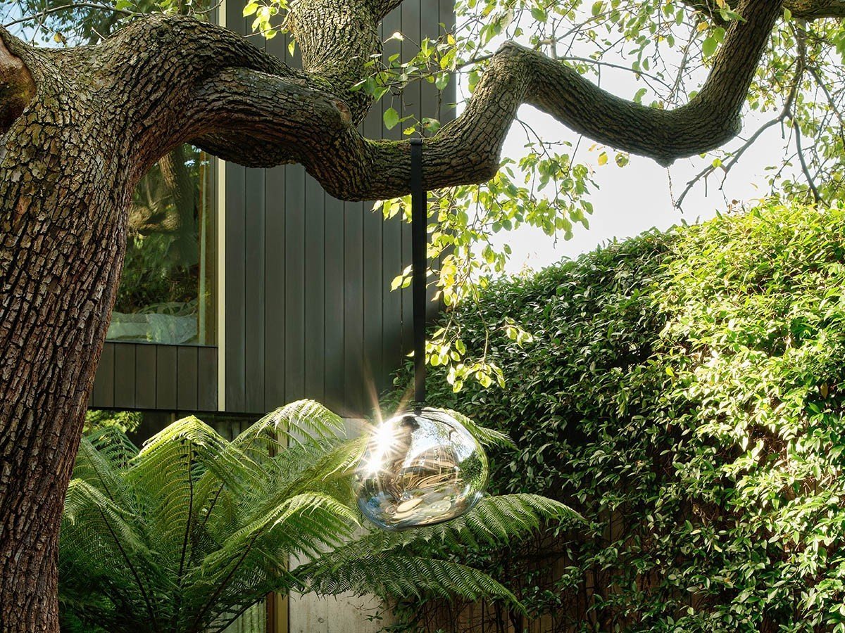 【トム ディクソン/Tom Dixon / GOODS】のMelt Portable Large / メルト ポータブル ラージ インテリア・キッズ・メンズ・レディースファッション・服の通販 founy(ファニー) 　ガラス　Glass, Glassware　ガーデン　Garden, Gardening　コレクション　Collection, Seasonal Line　スタンド　Stand Collar, Upright Stand　ハンド　Hand, Handmade　ラップ　Wrap, Wrap Design　送料無料　Free Shipping　ホーム・キャンプ・アウトドア・お取り寄せ　Home Living / Home & Lifestyle / Camping Gear / Outdoor Camping　家具・インテリア　Home Furniture & Interior. Stylish & Functional Living Spaces　ライト・照明　Lamps & Lighting Fixtures　フロアランプ・スタンドライト　Floor Lamp / Standing Lamp　ストラップで吊り下げることができるので、電源のないテラスや屋外、もちろん室内でも、シーンに応じた柔軟|ID: prp329100004911066 ipo3291000000036799882