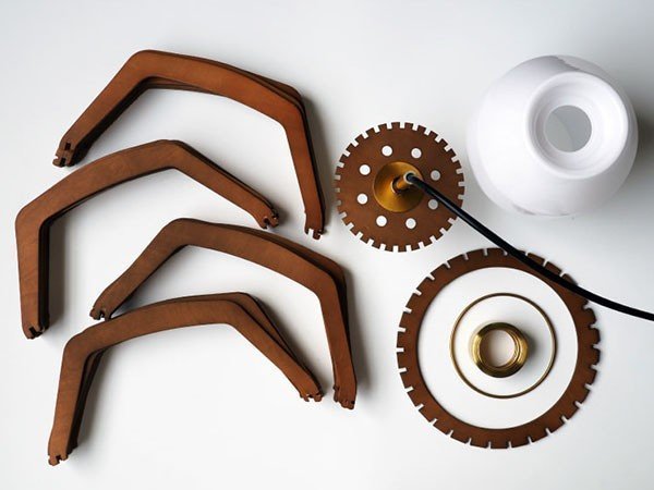 【フライミーパーラー/FLYMEe Parlor / GOODS】のPendant Light / ペンダントライト #115049 インテリア・キッズ・メンズ・レディースファッション・服の通販 founy(ファニー) 送料無料 Free Shipping インナー Innerwear ウッド Wooden Design ガラス Glass, Glassware シンプル Simple, Minimal モダン Modern, Contemporary リラックス Relax, Relaxed Fit 台形 A-Line, Trapezoid Shape ホーム・キャンプ・アウトドア・お取り寄せ Home Living / Home & Lifestyle / Camping Gear / Outdoor Camping 家具・インテリア Home Furniture & Interior. Stylish & Functional Living Spaces ライト・照明 Lamps & Lighting Fixtures ペンダントライト・吊り下げ照明 Pendant Light / Hanging Light Fixture ウッドシェードはシンプルな組立式で、パズルのようにはめ込んで完成させます。|ID: prp329100004915724 ipo3291000000036845847