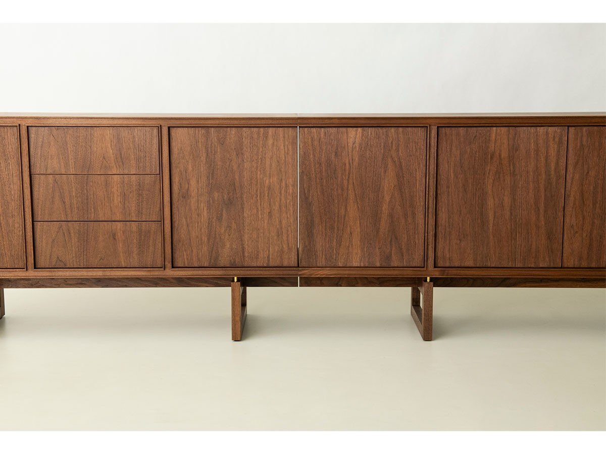 【カーフ/karf / GOODS】のWeave Cabinet 1320 3drawer / ウィーヴ キャビネット 幅132cm 3ドロワー インテリア・キッズ・メンズ・レディースファッション・服の通販 founy(ファニー) オイル Body Oil ガラス Glass, Glassware ホーム・キャンプ・アウトドア・お取り寄せ Home Living / Home & Lifestyle / Camping Gear / Outdoor Camping 家具・インテリア Home Furniture & Interior. Stylish & Functional Living Spaces 収納家具・キャビネット Storage Furniture 収納キャビネット・扉付き棚 Cabinet / Storage Cabinet ホーム・キャンプ・アウトドア・お取り寄せ Home Living / Home & Lifestyle / Camping Gear / Outdoor Camping 家具・インテリア Home Furniture & Interior. Stylish & Functional Living Spaces 収納家具・キャビネット Storage Furniture サイドボード・リビング収納 Cabinet / Storage Cabinet 左:本商品、右:同シリーズの「幅174cm 4ドア」|ID: prp329100004916518 ipo3291000000036858455