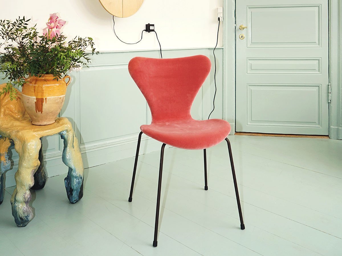 【フリッツ ハンセン/FRITZ HANSEN / GOODS】のSERIES 7 / セブンチェア フルパディング ベルベット 3107 インテリア・キッズ・メンズ・レディースファッション・服の通販 founy(ファニー) コーティング Coating, Coated Finish シンプル Simple, Minimal バランス Balance, Style Balance パウダー Powder, Soft Tone ファブリック Fabric, Textile フォルム Silhouette, Form フォーマル Formal, Dressy ベルベット Velvet, Velvety モダン Modern, Contemporary 送料無料 Free Shipping ホーム・キャンプ・アウトドア・お取り寄せ Home Living / Home & Lifestyle / Camping Gear / Outdoor Camping 家具・インテリア Home Furniture & Interior. Stylish & Functional Living Spaces チェア・椅子 Seating & Chairs ダイニングチェア・木製チェア Dining Chairs |ID: prp329100004917401 ipo3291000000036873686