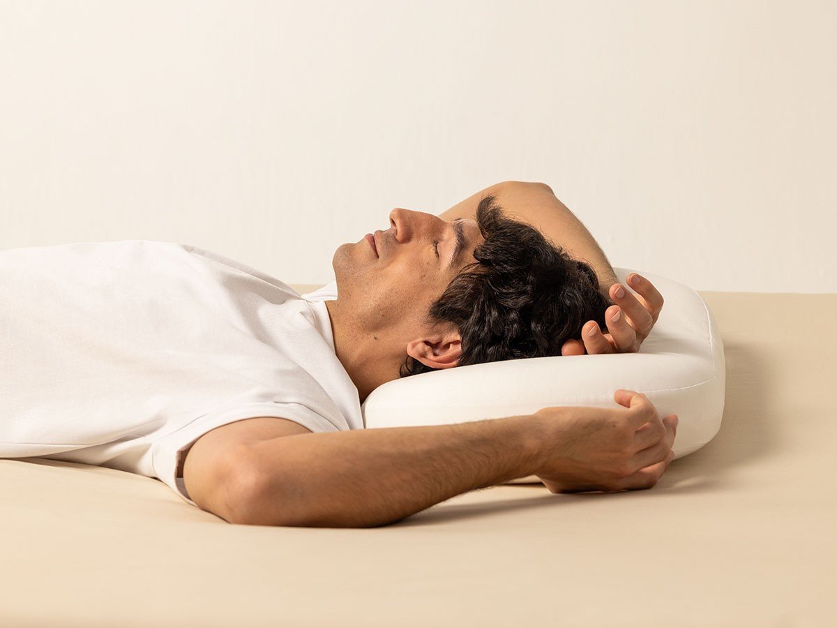 【オーストリッチピロー/Ostrichpillow / GOODS】のMEMORY FOAM BED PILLOW / メモリーフォームベッドピロー(パウダーホワイト) インテリア・キッズ・メンズ・レディースファッション・服の通販 founy(ファニー) 　コンパクト　Compact, Small Size　パウダー　Powder, Soft Tone　フォーム　Form　リラックス　Relax, Relaxed Fit　送料無料　Free Shipping　旅行　Travel　ホーム・キャンプ・アウトドア・お取り寄せ　Home Living / Home & Lifestyle / Camping Gear / Outdoor Camping　家具・インテリア　Home Furniture & Interior. Stylish & Functional Living Spaces　その他 インテリア雑貨、家具　Home Decor & Furniture Extras　枕の向きを180度回転させることで、首元の高さを微調整できます。|ID: prp329100004920521 ipo3291000000036914934