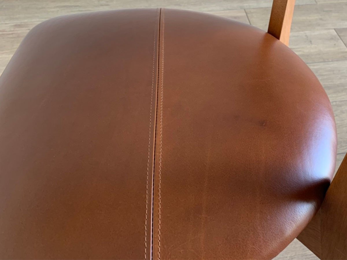 【プーロ/PURO / GOODS】のARM CHAIR / アームチェア インテリア・キッズ・メンズ・レディースファッション・服の通販 founy(ファニー) 　スプリング　Spring, Spring Collection　タオル　Towel, Bath Towel　ファブリック　Fabric, Textile　フォーム　Form　フランス　France, French　フレーム　Frame, Outline　モダン　Modern, Contemporary　送料無料　Free Shipping　ホーム・キャンプ・アウトドア・お取り寄せ　Home Living / Home & Lifestyle / Camping Gear / Outdoor Camping　家具・インテリア　Home Furniture & Interior. Stylish & Functional Living Spaces　チェア・椅子　Seating & Chairs　ダイニングチェア・木製チェア　Dining Chairs　ホーム・キャンプ・アウトドア・お取り寄せ　Home Living / Home & Lifestyle / Camping Gear / Outdoor Camping　家具・インテリア　Home Furniture & Interior. Stylish & Functional Living Spaces　チェア・椅子　Seating & Chairs　アームチェア・アクセントチェア　Armchairs & Accent Chairs　本革をご選択の場合、座面にステッチが入ります。革本来の風合いを残した加工のため、表面にナチュラルマー|ID: prp329100004920770 ipo3291000000036916402