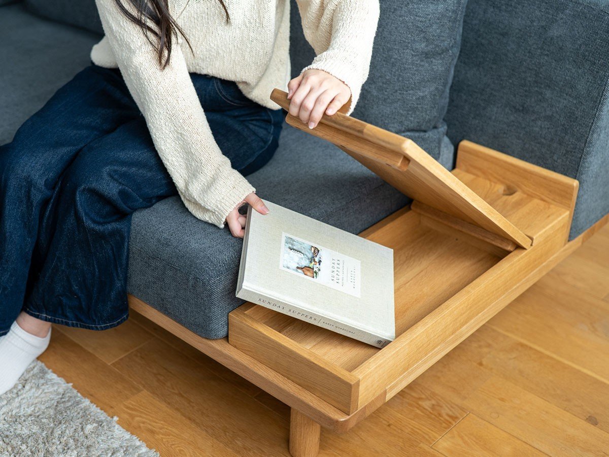 【フミ/Fumi / GOODS】のながら時間を楽しむソファ / ながら時間を楽しむソファ インテリア・キッズ・メンズ・レディースファッション・服の通販 founy(ファニー) 　クッション　Cushion, Throw Pillow　シンプル　Simple, Minimal　スマート　Smart, Elegant　テーブル　Table, Dining Table　バランス　Balance, Style Balance　フェザー　Feather, Feather Detail　犬　Dog　ホーム・キャンプ・アウトドア・お取り寄せ　Home Living / Home & Lifestyle / Camping Gear / Outdoor Camping　家具・インテリア　Home Furniture & Interior. Stylish & Functional Living Spaces　その他 インテリア雑貨、家具　Home Decor & Furniture Extras　天板部は蓋が開き、内部にタブレットや小物を収納することが可能です。|ID: prp329100004922864 ipo3291000000036938140