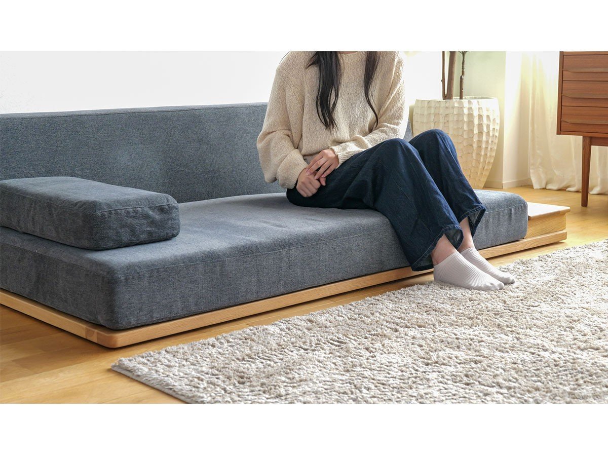 【フミ/Fumi / GOODS】のながら時間を楽しむソファ / ながら時間を楽しむソファ インテリア・キッズ・メンズ・レディースファッション・服の通販 founy(ファニー) 　クッション　Cushion, Throw Pillow　シンプル　Simple, Minimal　スマート　Smart, Elegant　テーブル　Table, Dining Table　バランス　Balance, Style Balance　フェザー　Feather, Feather Detail　犬　Dog　ホーム・キャンプ・アウトドア・お取り寄せ　Home Living / Home & Lifestyle / Camping Gear / Outdoor Camping　家具・インテリア　Home Furniture & Interior. Stylish & Functional Living Spaces　その他 インテリア雑貨、家具　Home Decor & Furniture Extras　付属のロータイプ脚を使えば、ローソファ(座面高18cm)としてもお使いになれます。|ID: prp329100004922864 ipo3291000000036938142