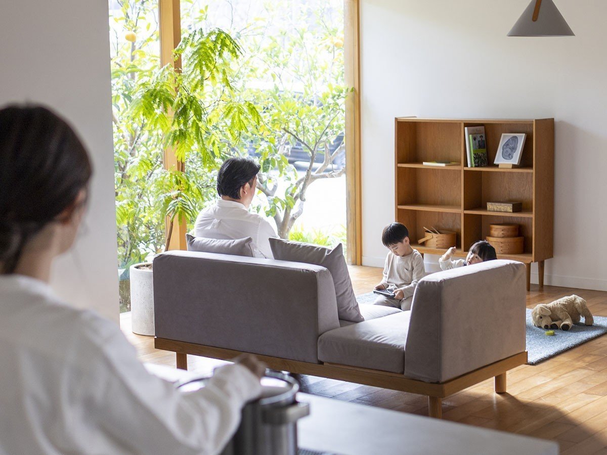 【フミ/Fumi / GOODS】のさえぎらないソファ / さえぎらないソファ インテリア・キッズ・メンズ・レディースファッション・服の通販 founy(ファニー) 　クッション　Cushion, Throw Pillow　ホーム・キャンプ・アウトドア・お取り寄せ　Home Living / Home & Lifestyle / Camping Gear / Outdoor Camping　家具・インテリア　Home Furniture & Interior. Stylish & Functional Living Spaces　その他 インテリア雑貨、家具　Home Decor & Furniture Extras　背の一部が抜けていることで、リビング中央に配置してもキッチンやダイニングからの視線をさえぎりません。|ID: prp329100004923007 ipo3291000000036939340