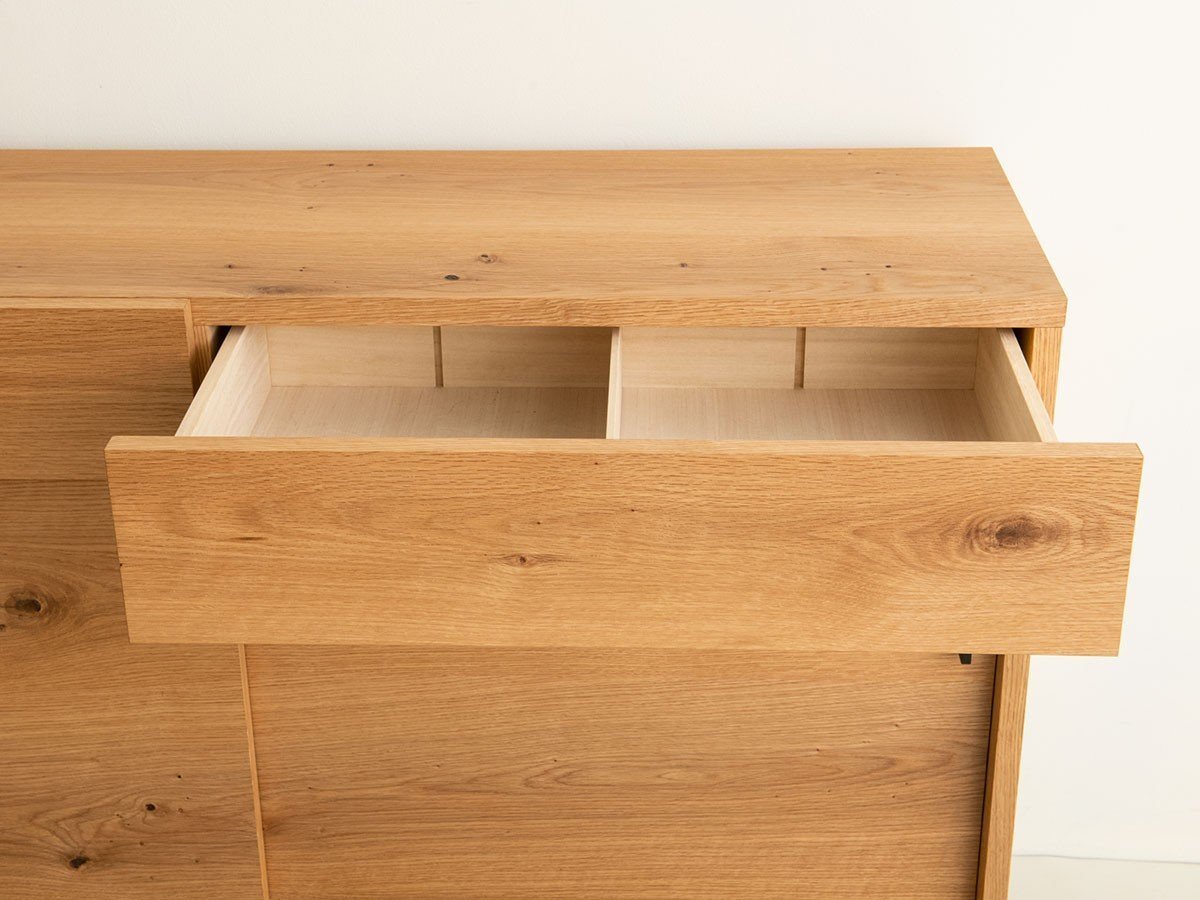 【カーフ/karf / GOODS】のKnot Side Board 135 / ノット サイドボード 幅135cm インテリア・キッズ・メンズ・レディースファッション・服の通販 founy(ファニー) 　シンプル　Simple, Minimal　ペーパー　Paper, Kraft Paper　ホーム・キャンプ・アウトドア・お取り寄せ　Home Living / Home & Lifestyle / Camping Gear / Outdoor Camping　家具・インテリア　Home Furniture & Interior. Stylish & Functional Living Spaces　収納家具・キャビネット　Storage Furniture　サイドボード・リビング収納　Cabinet / Storage Cabinet　中央の仕切り板は左右の溝に合わせて移動できます。|ID: prp329100004923562 ipo3291000000036943758