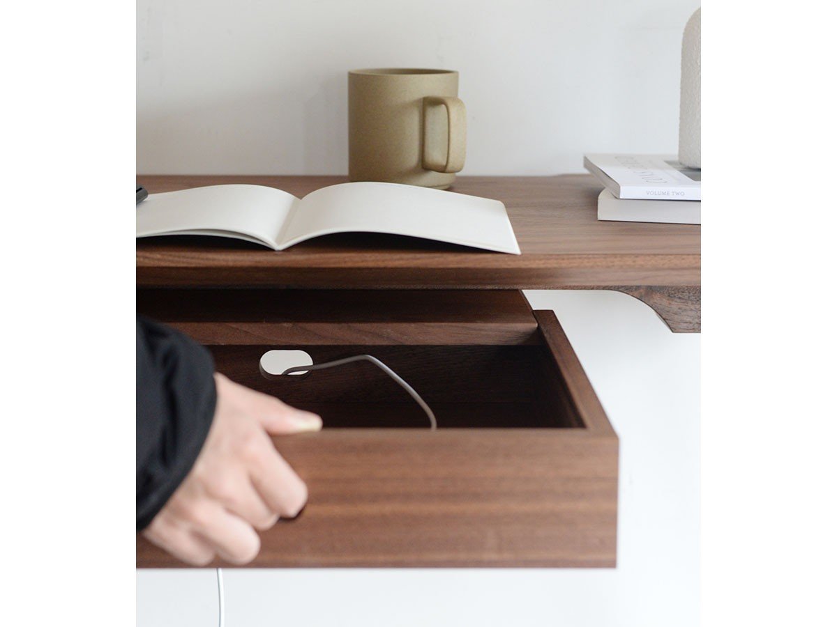 【グリニッチ オリジナル ファニチャー/greeniche original furniture / GOODS】のStand Table 180 / スタンドテーブル 180 インテリア・キッズ・メンズ・レディースファッション・服の通販 founy(ファニー) 　ウッド　Wooden Design　オイル　Body Oil　スタンド　Stand Collar, Upright Stand　スリム　Slim, Slim Fit　テーブル　Table, Dining Table　人気　Popular, Best Seller　おすすめ　Recommended / Our Picks　ホーム・キャンプ・アウトドア・お取り寄せ　Home Living / Home & Lifestyle / Camping Gear / Outdoor Camping　家具・インテリア　Home Furniture & Interior. Stylish & Functional Living Spaces　テーブル　Dining, Coffee & Side Tables　コンソールテーブル・カウンター机　Console & Hallway Tables　引出しには配線孔があるため、コードを引出しの中から通すことも可能です。|ID: prp329100004924272 ipo3291000000036949418