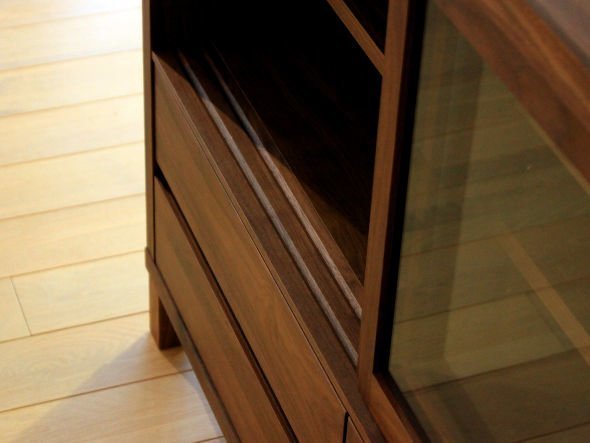 【フライミー ヴェール/FLYMEe vert / GOODS】のLOW CUPBOARD / ローカップボード #19016 インテリア・キッズ・メンズ・レディースファッション・服の通販 founy(ファニー) 　グラス　Glass, Eyewear　シンプル　Simple, Minimal　プレート　Plate, Dish　エレガント 上品　Elegant　ホーム・キャンプ・アウトドア・お取り寄せ　Home Living / Home & Lifestyle / Camping Gear / Outdoor Camping　キッチン・ダイニング　Kitchen & Dining Essentials. Stylish & Functional Tableware　キッチン収納　Kitchen Storage　キッチン収納・食器棚・レンジ台　Kitchen Cabinet　ホーム・キャンプ・アウトドア・お取り寄せ　Home Living / Home & Lifestyle / Camping Gear / Outdoor Camping　キッチン・ダイニング　Kitchen & Dining Essentials. Stylish & Functional Tableware　キッチン家電・キッチン用品　Kitchen Appliances & Tools　マグカップ・カップ&ソーサー・陶器食器　Mugs / Cups and Saucers / Ceramic Drinkware　レール部分にも金属パーツは使用せず、細部まで木のぬくもりが感じられます。|ID: prp329100004925427 ipo3291000000036960553